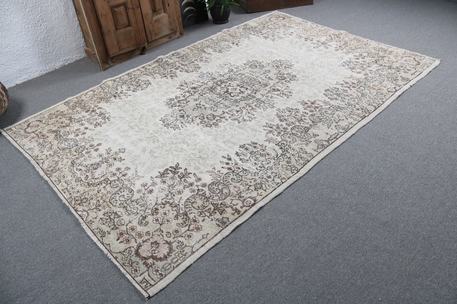 Large Vintage Rug, Turkish Rugs, Beige Flatweave Rug, 5.7x8.8 ft Large Rugs, Bedroom Rugs, Antique Rug, Large Oushak Rug, Vintage Rugs