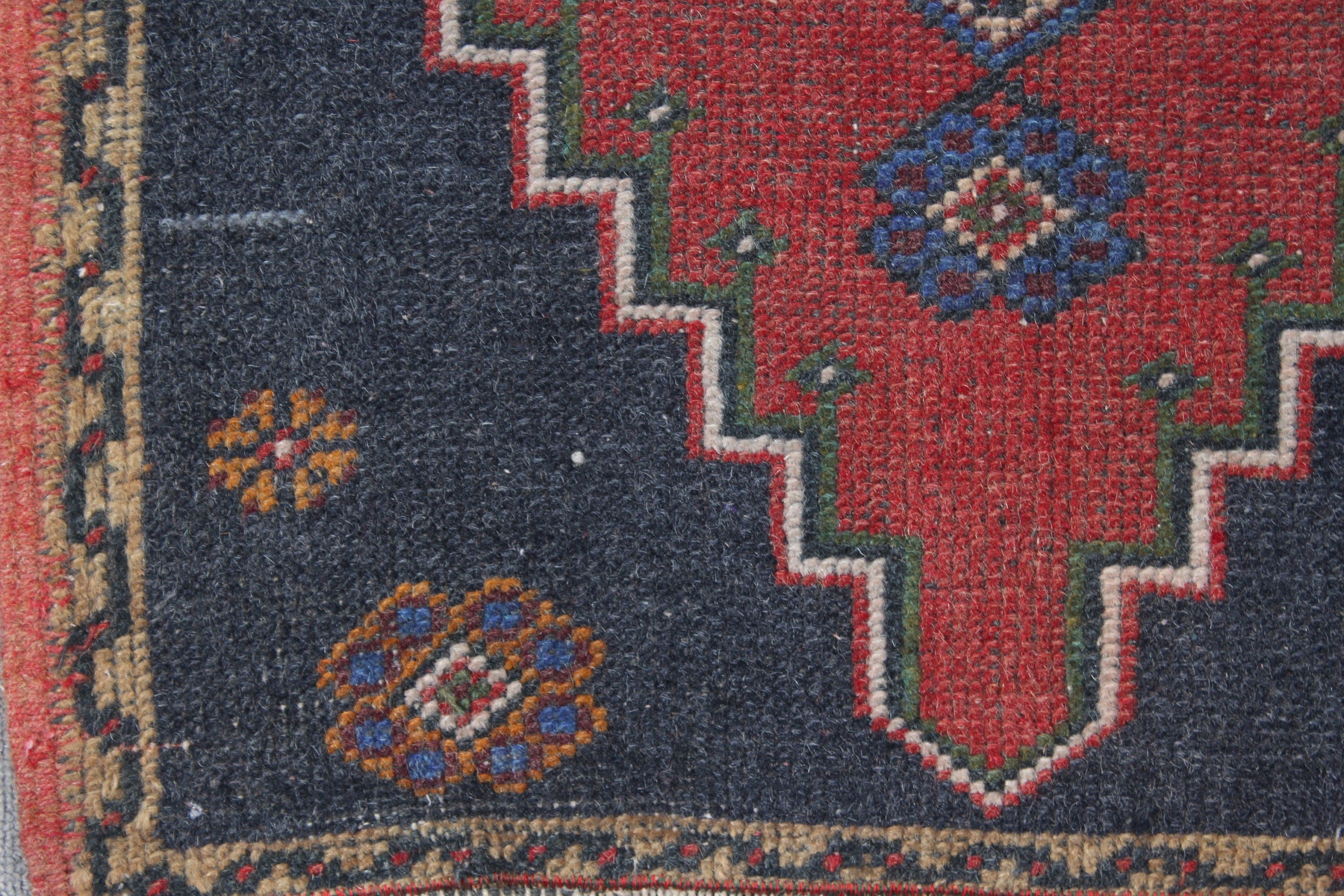 Nötr Halılar, Kırmızı Lüks Halı, Çocuk Odası Halıları, 2x3,8 ft Küçük Halı, Küçük Vintage Halı, Türk Halısı, Vintage Halılar, Boho Halıları, Banyo Halısı