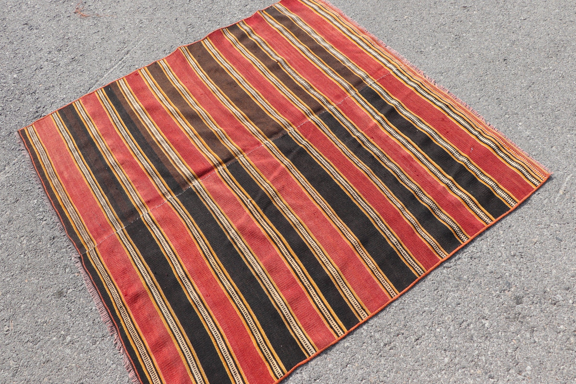 135x131 cm Antre Kilim, Mutfak Kilim, Nostaljik Kilim, Kırmızı Yatak odası Kilim, Uşak Kilim, Giriş Kilim, Giriş Kilim, Giriş Kilim