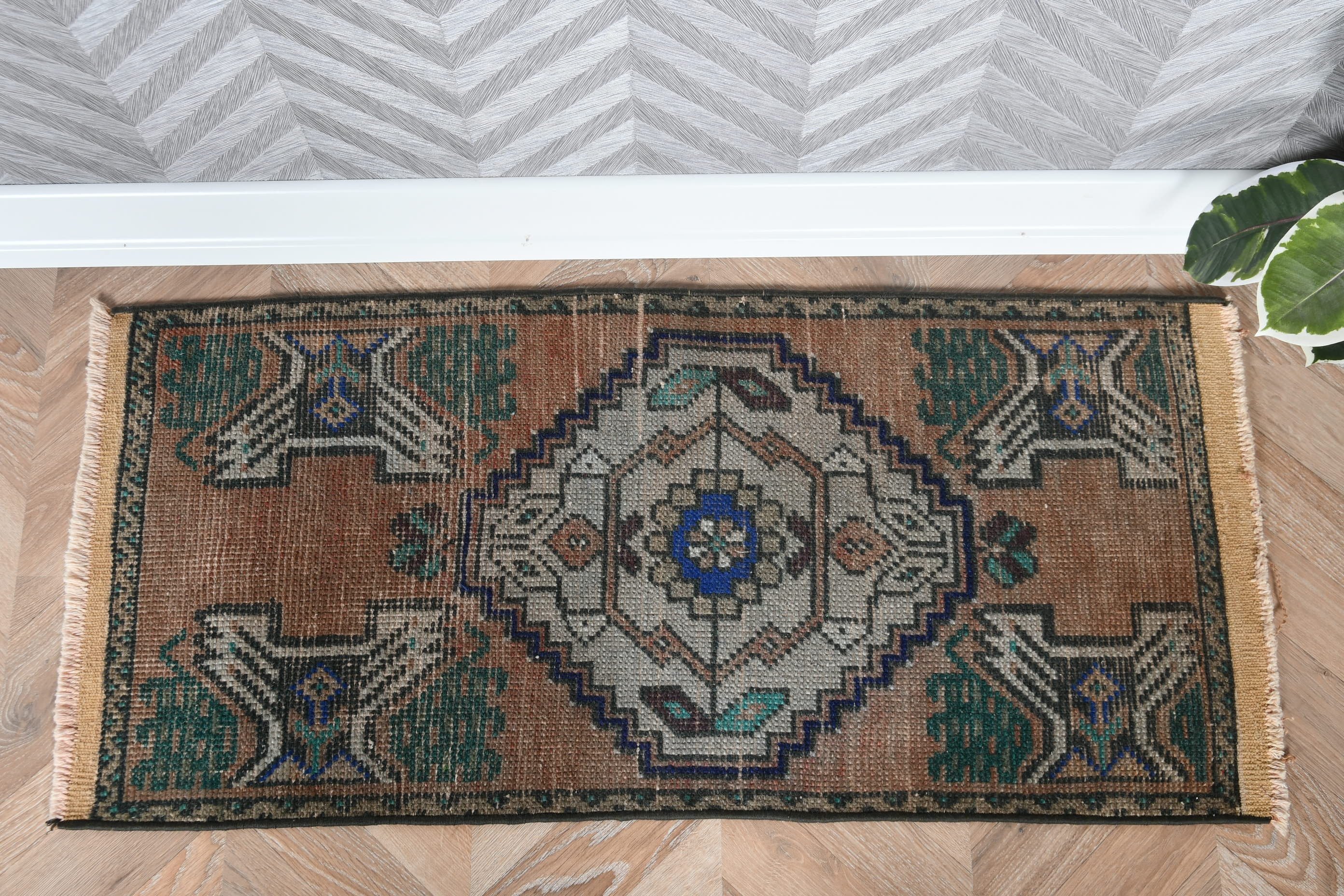 Havalı Halı, Vintage Halılar, Yün Halı, Giriş Halıları, Kahverengi 1,5x3,2 ft Küçük Halı, Çocuk Odası Halıları, Türk Halısı, Duvara Asılı Halılar