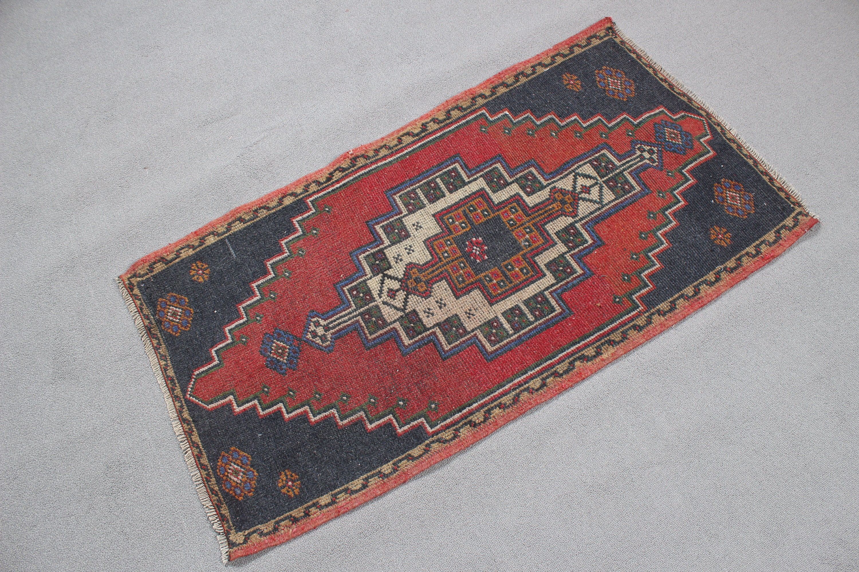 Nötr Halılar, Kırmızı Lüks Halı, Çocuk Odası Halıları, 2x3,8 ft Küçük Halı, Küçük Vintage Halı, Türk Halısı, Vintage Halılar, Boho Halıları, Banyo Halısı