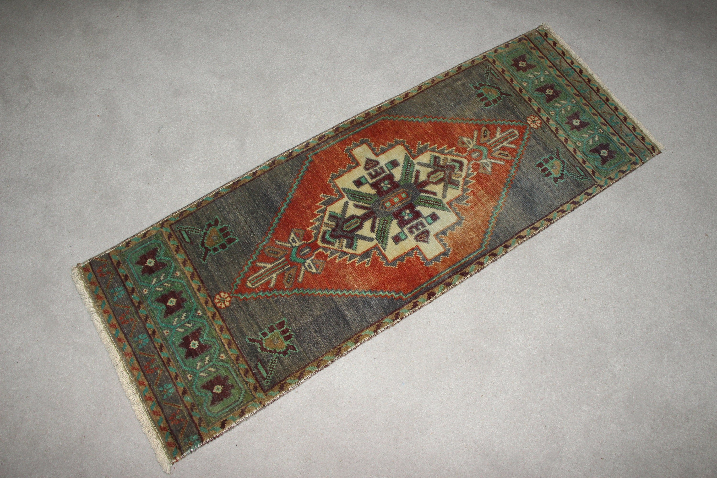 Gri Oushak Halı, Yatak Odası Halıları, Vintage Halı, Paspas Halısı, 1.3x3.7 ft Küçük Halı, Soğuk Halı, Türk Halısı, Banyo Halısı, Ev Dekor Halıları