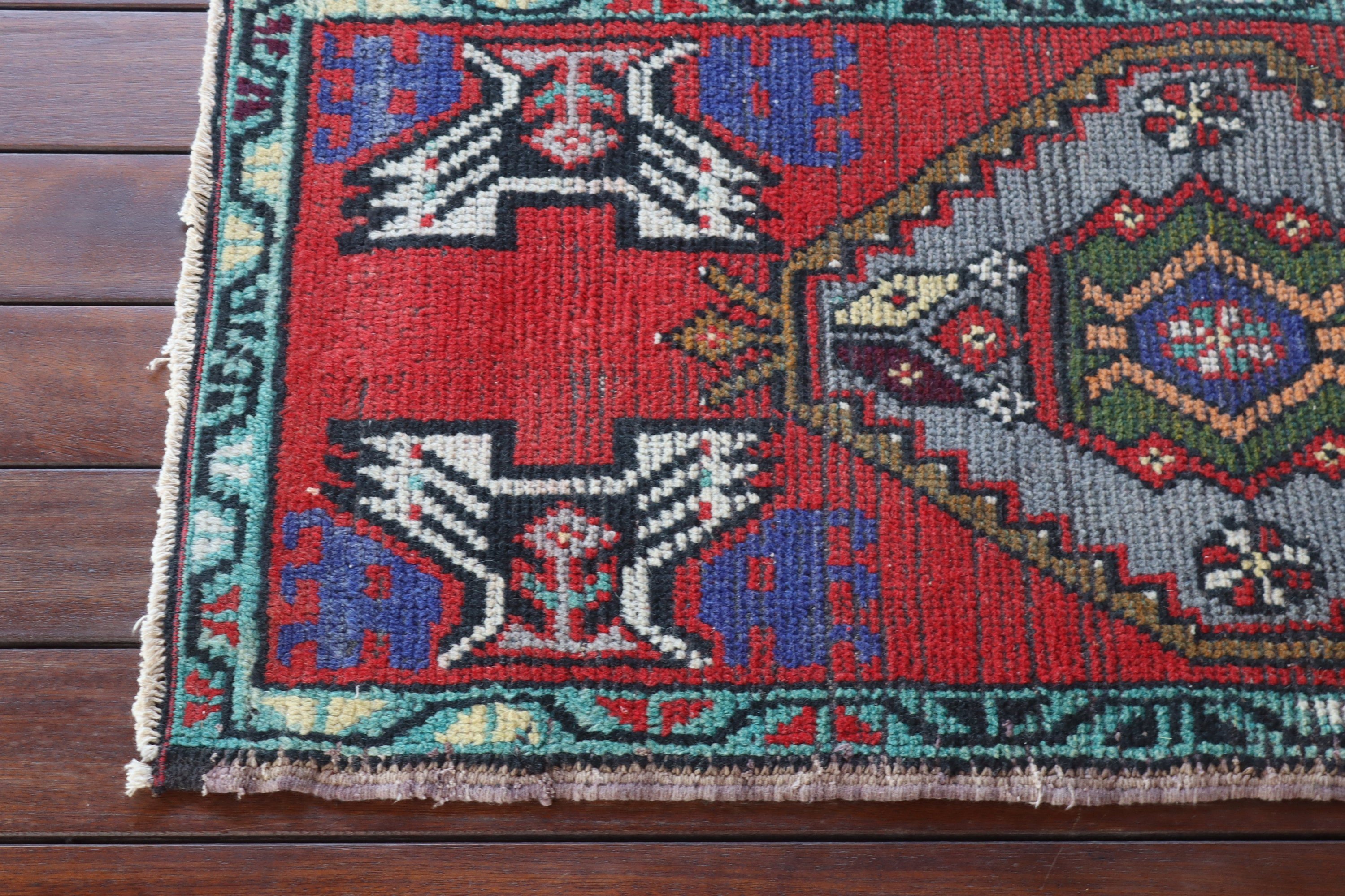 Sanatsal Halı, Vintage Halı, Kırmızı Soğuk Halı, 1.5x3.1 ft Küçük Halı, Türk Halıları, Kapı Paspası Halısı, Küçük Alan Halıları, Bildiri Halısı