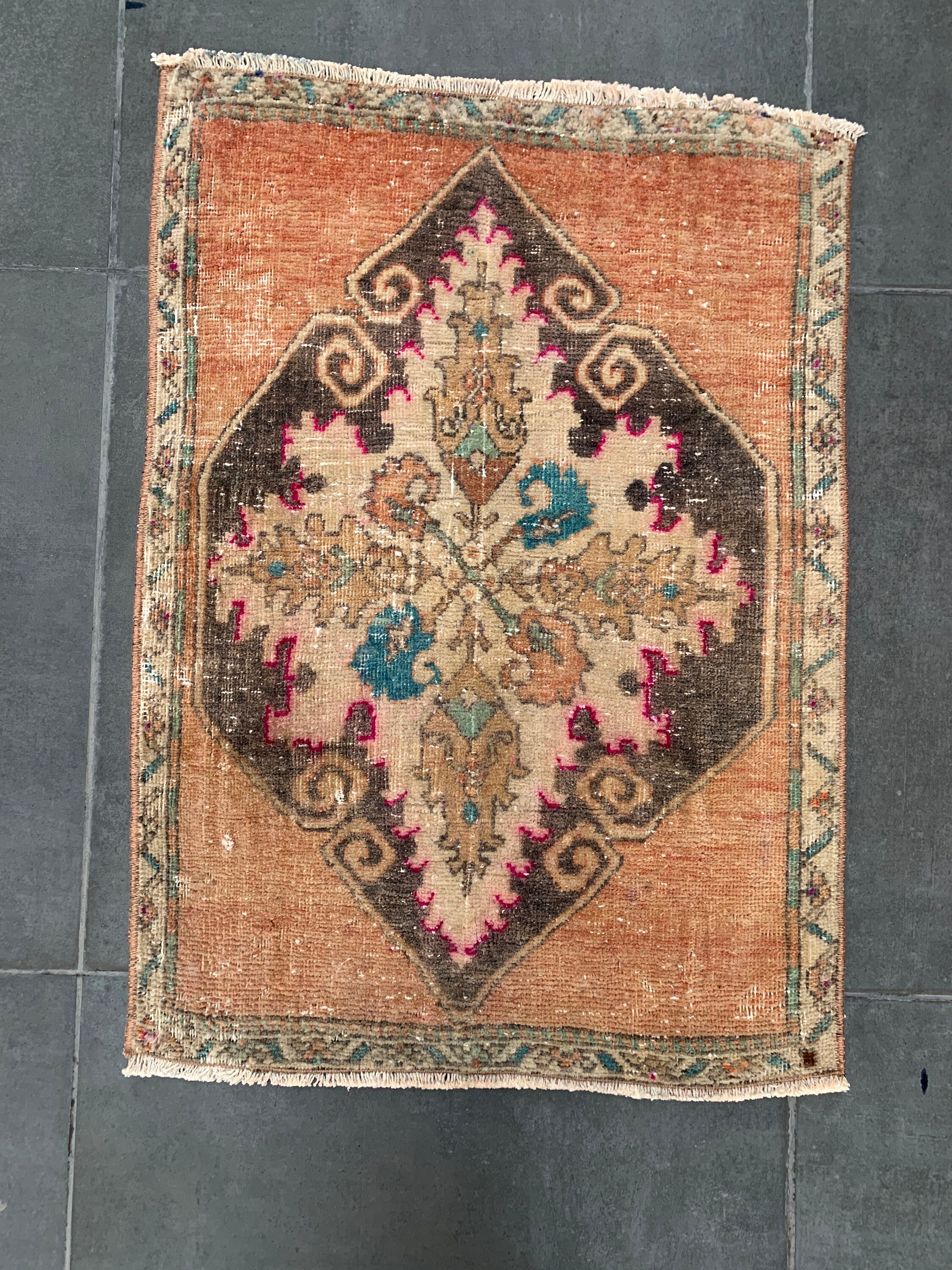 2x2.8 ft Küçük Halı, Yatak Odası Halısı, Yatak Odası Halıları, Türk Halıları, Oushak Halısı, Mutfak Halısı, Turuncu Antika Halı, Vintage Halı, Araba Paspas Halıları