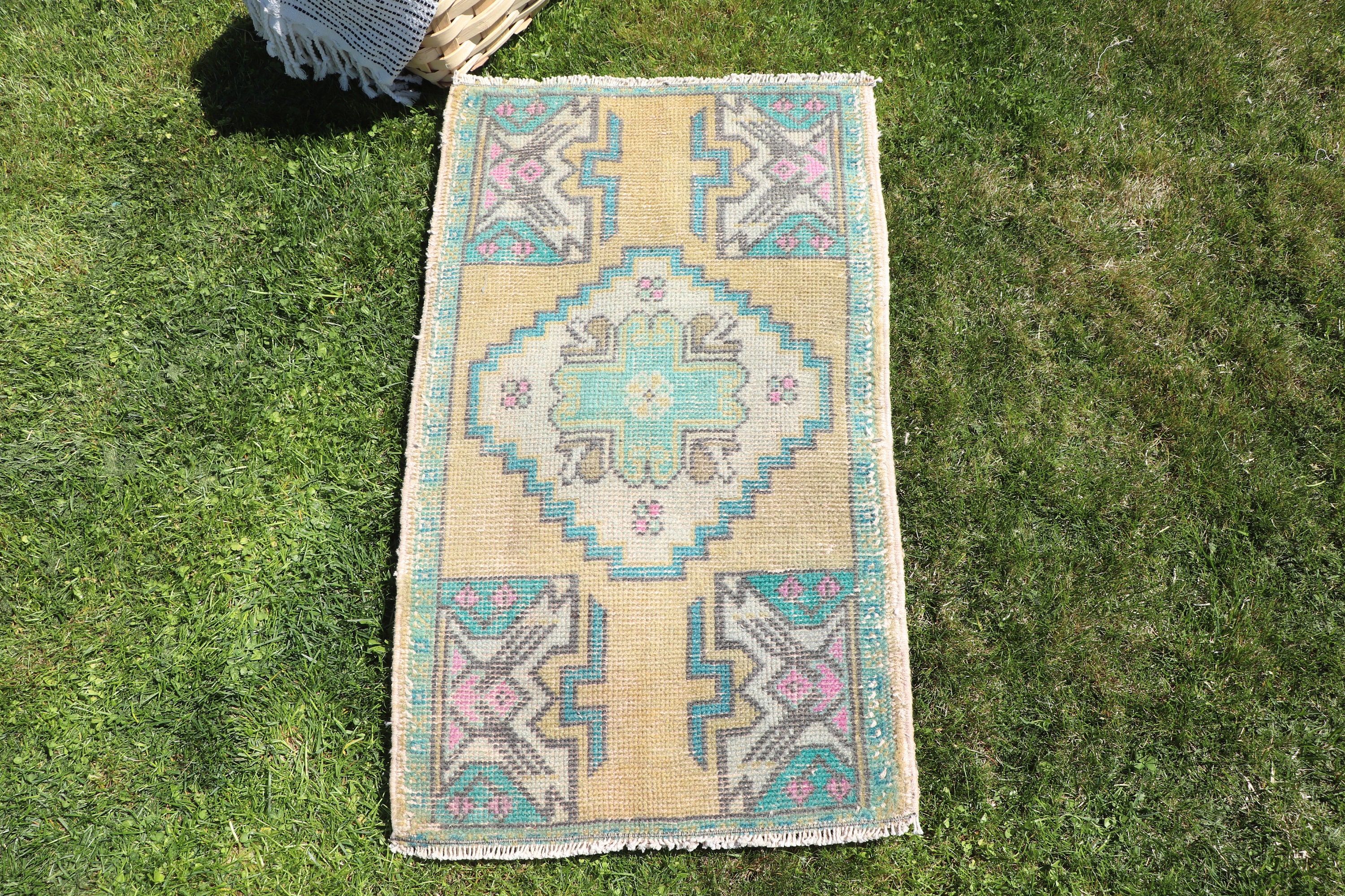 Vintage Halılar, Lüks Halılar, 1.5x2.7 ft Küçük Halı, Tribal Halılar, Küçük Vintage Halılar, Sarı Yatak Odası Halısı, Nötr Halılar, Türk Halıları, Giriş Halısı