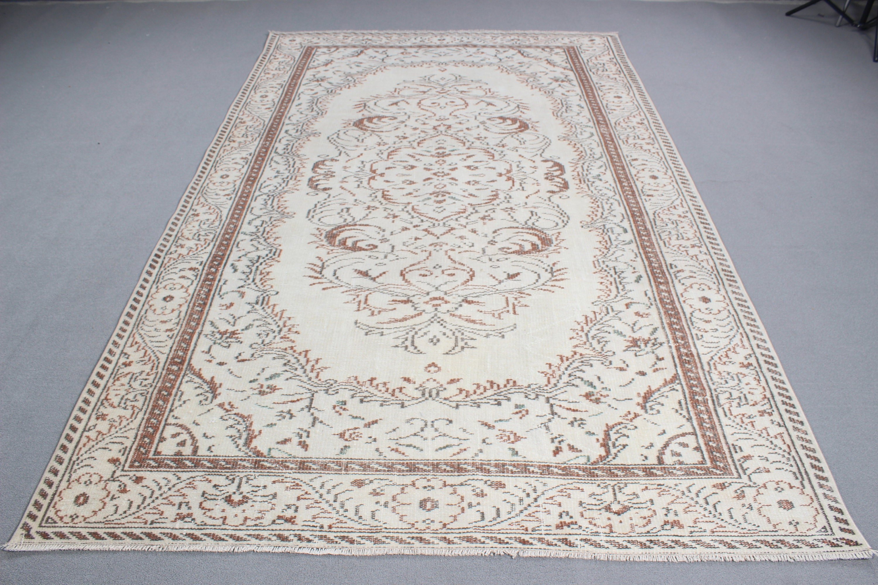 Yemek Odası Halısı, Büyük Vintage Halı, Bej 5.8x9.3 ft Büyük Halılar, Vintage Halılar, Türk Halısı, Havalı Halılar, Düz Dokuma Halı