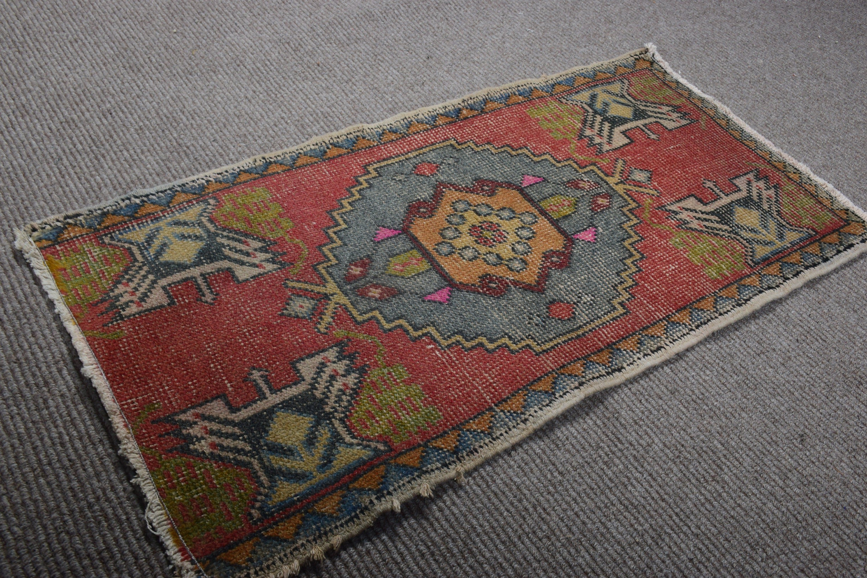 Vintage Halı, 1.7x3.3 ft Küçük Halılar, Kırmızı Antika Halı, Türk Halıları, Giriş Halıları, Mutfak Halıları, Fas Halısı, El Dokuma Halıları, Dış Mekan Halısı