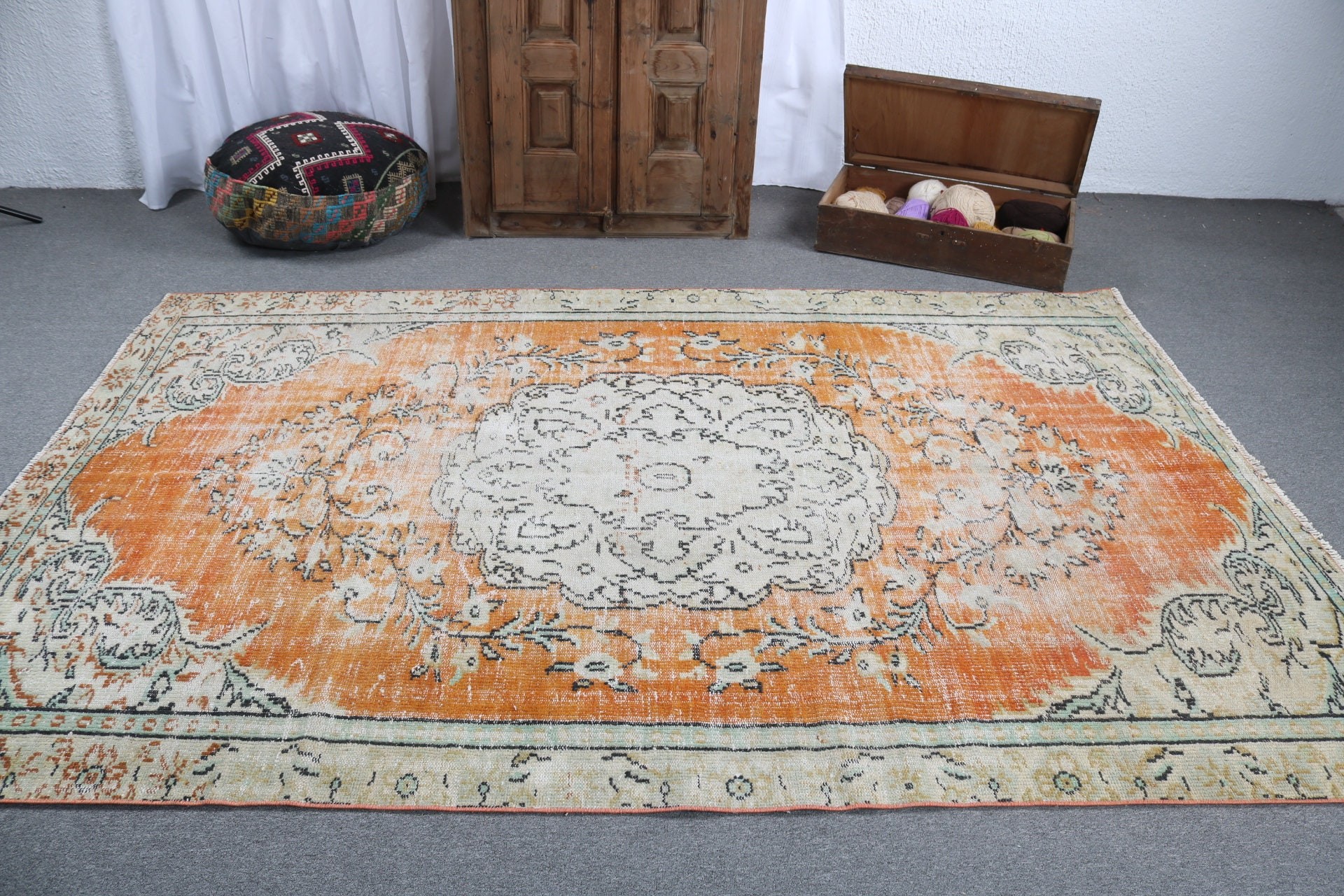 Büyük Vintage Halı, Yatak Odası Halısı, Türk Halısı, 5.6x8.8 ft Büyük Halılar, Antika Halılar, Vintage Halı, Turuncu Anadolu Halıları, Nötr Halılar