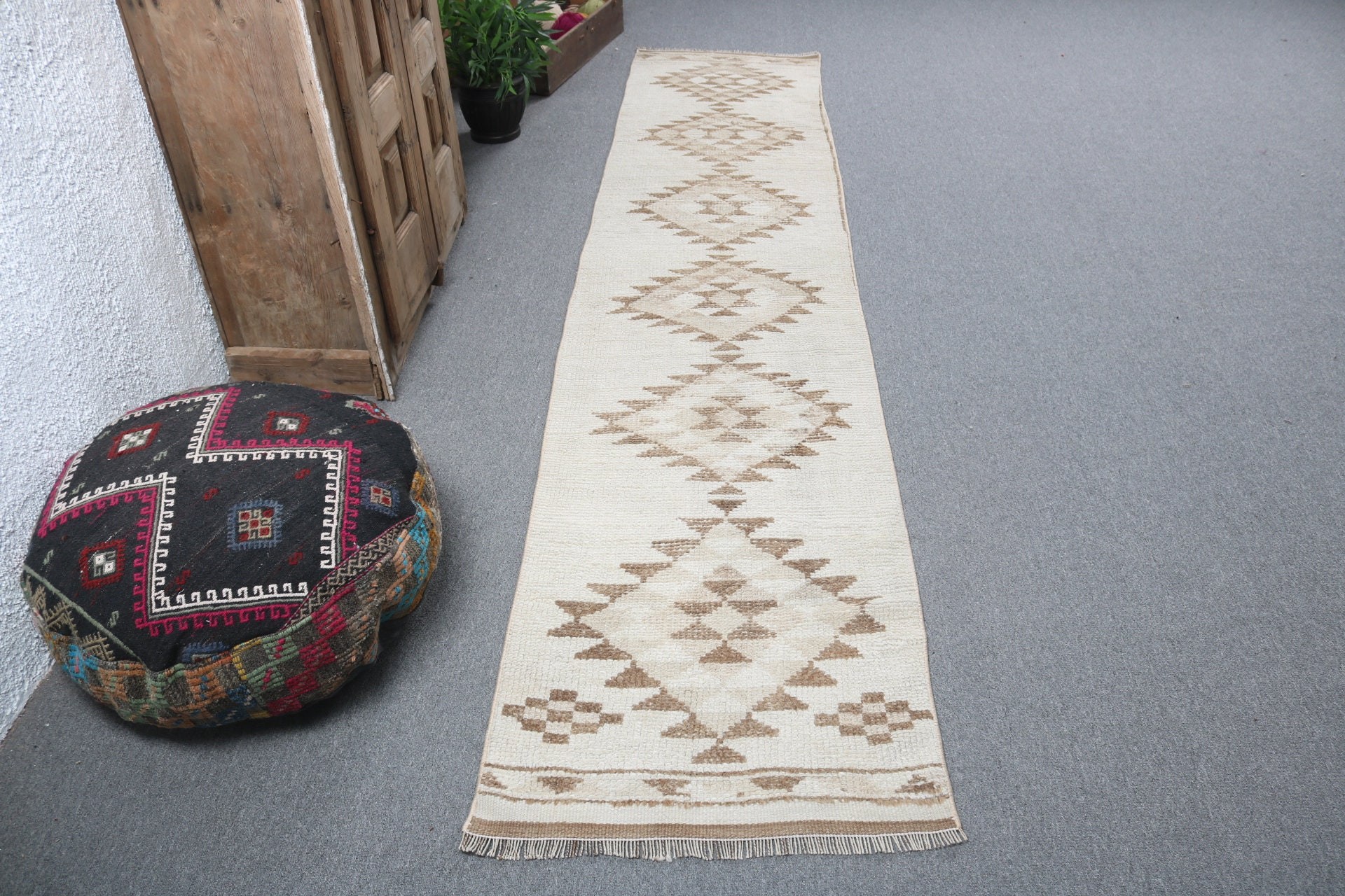 Beni Ourain Runner Halıları, Vintage Halılar, 2.2x10.4 ft Runner Halıları, Fas Halısı, Türk Halısı, Bej Düz Dokuma Halısı, Koridor Halıları