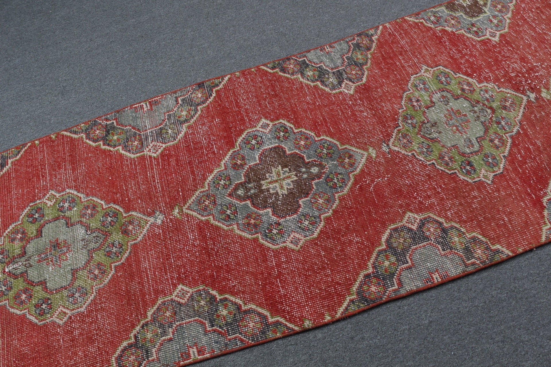 Koridor Halıları, 2.7x11.2 ft Yolluk Halıları, Eski Halılar, Türk Halısı, Ev Dekor Halısı, Mutfak Halısı, Vintage Halı, Oryantal Halı, Kırmızı Ev Dekor Halısı