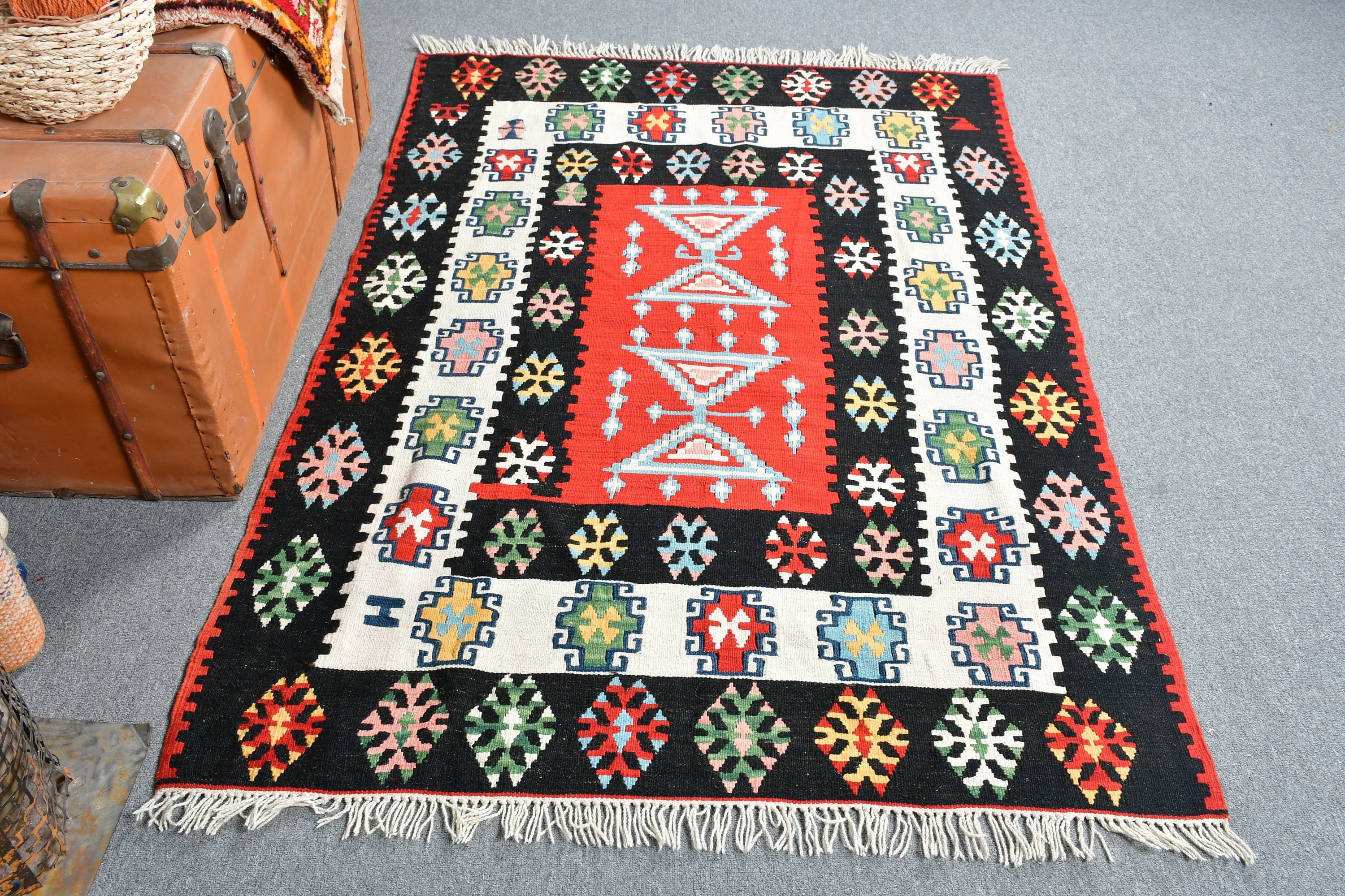 Vintage Rugs, Moroccan Rug, Boho Rug, Kilim, Nursery Rug, 3.9x5.5 ft Accent Rug, Kitchen Rugs, Turkish Rug, Black Wool Rug, Wool Rugs