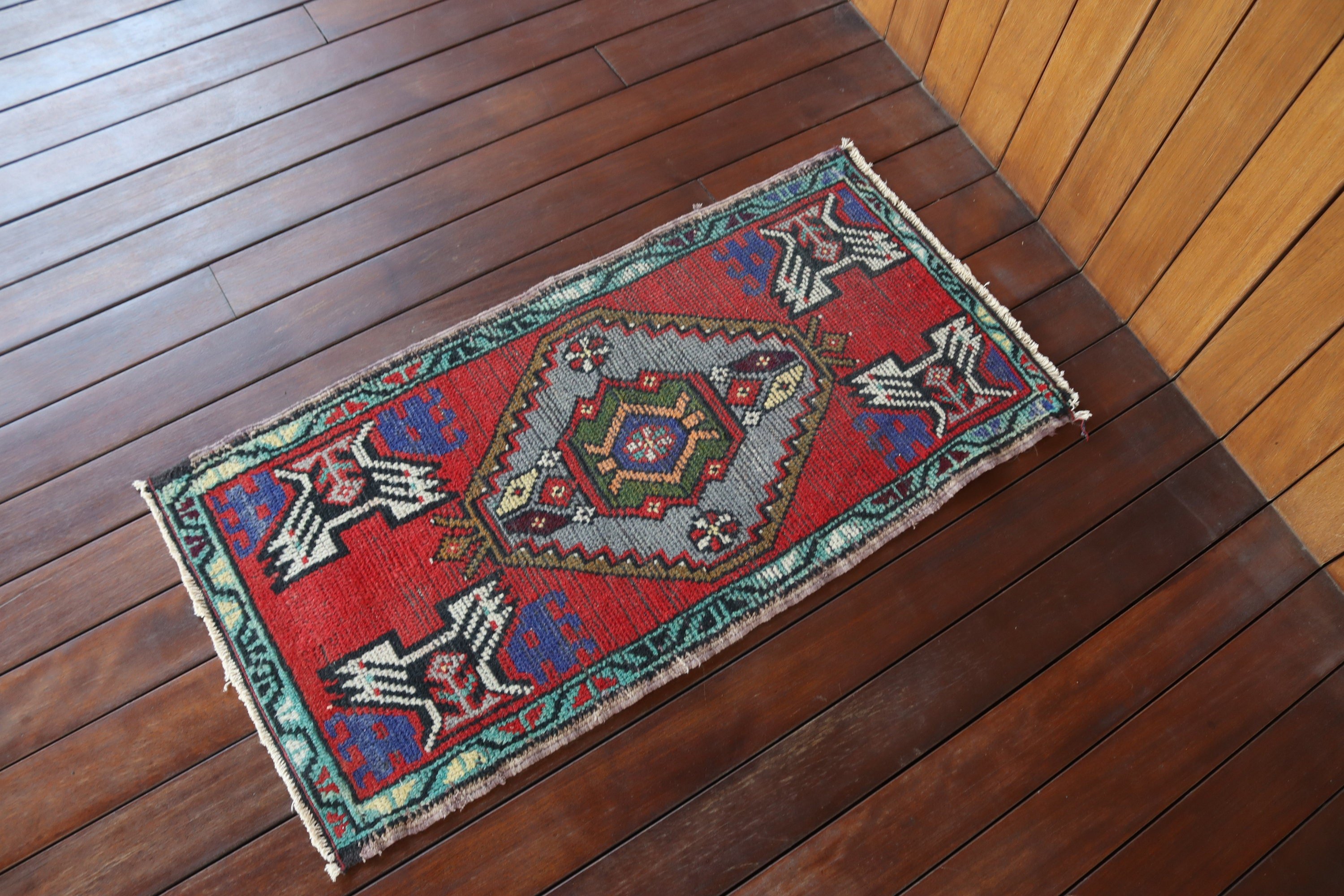 Sanatsal Halı, Vintage Halı, Kırmızı Soğuk Halı, 1.5x3.1 ft Küçük Halı, Türk Halıları, Kapı Paspası Halısı, Küçük Alan Halıları, Bildiri Halısı