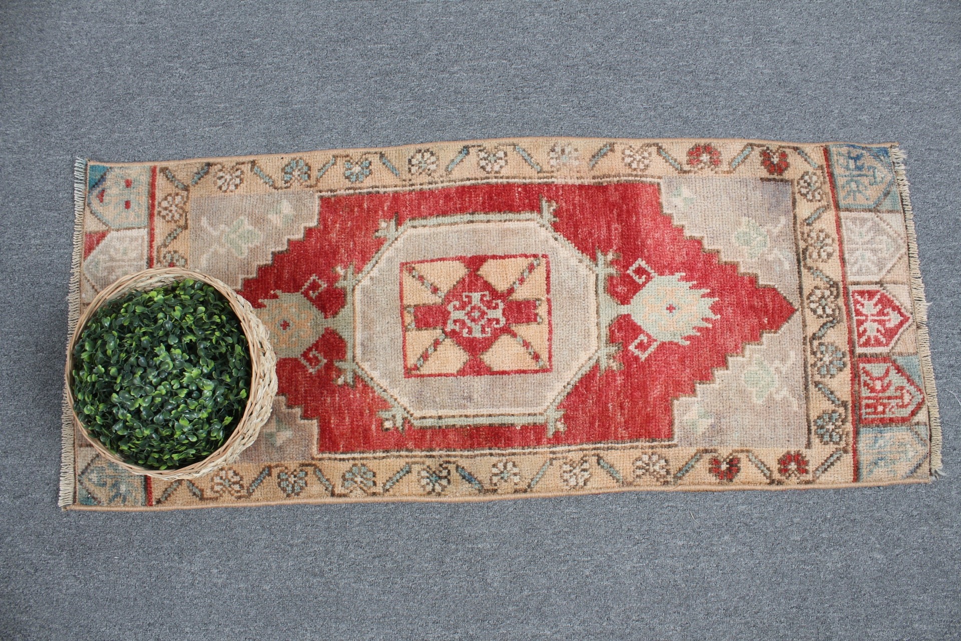 Anadolu Halısı, Kırmızı Antika Halılar, Türk Halısı, Havalı Halılar, Yatak Odası Halıları, Vintage Halılar, Kapı Paspası Halıları, 1.5x3.9 ft Küçük Halılar, Yatak Odası Halısı