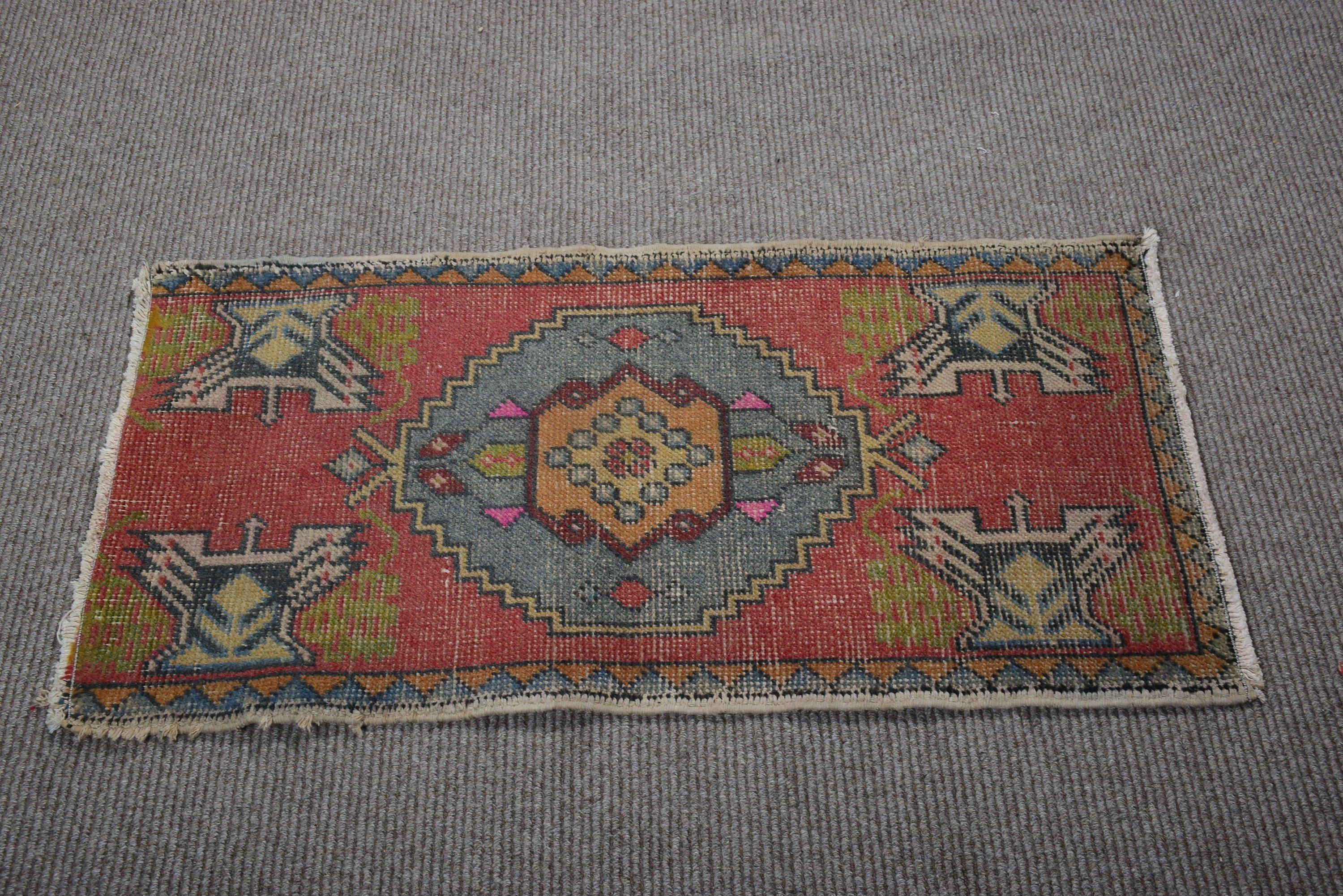 Vintage Halı, 1.7x3.3 ft Küçük Halılar, Kırmızı Antika Halı, Türk Halıları, Giriş Halıları, Mutfak Halıları, Fas Halısı, El Dokuma Halıları, Dış Mekan Halısı