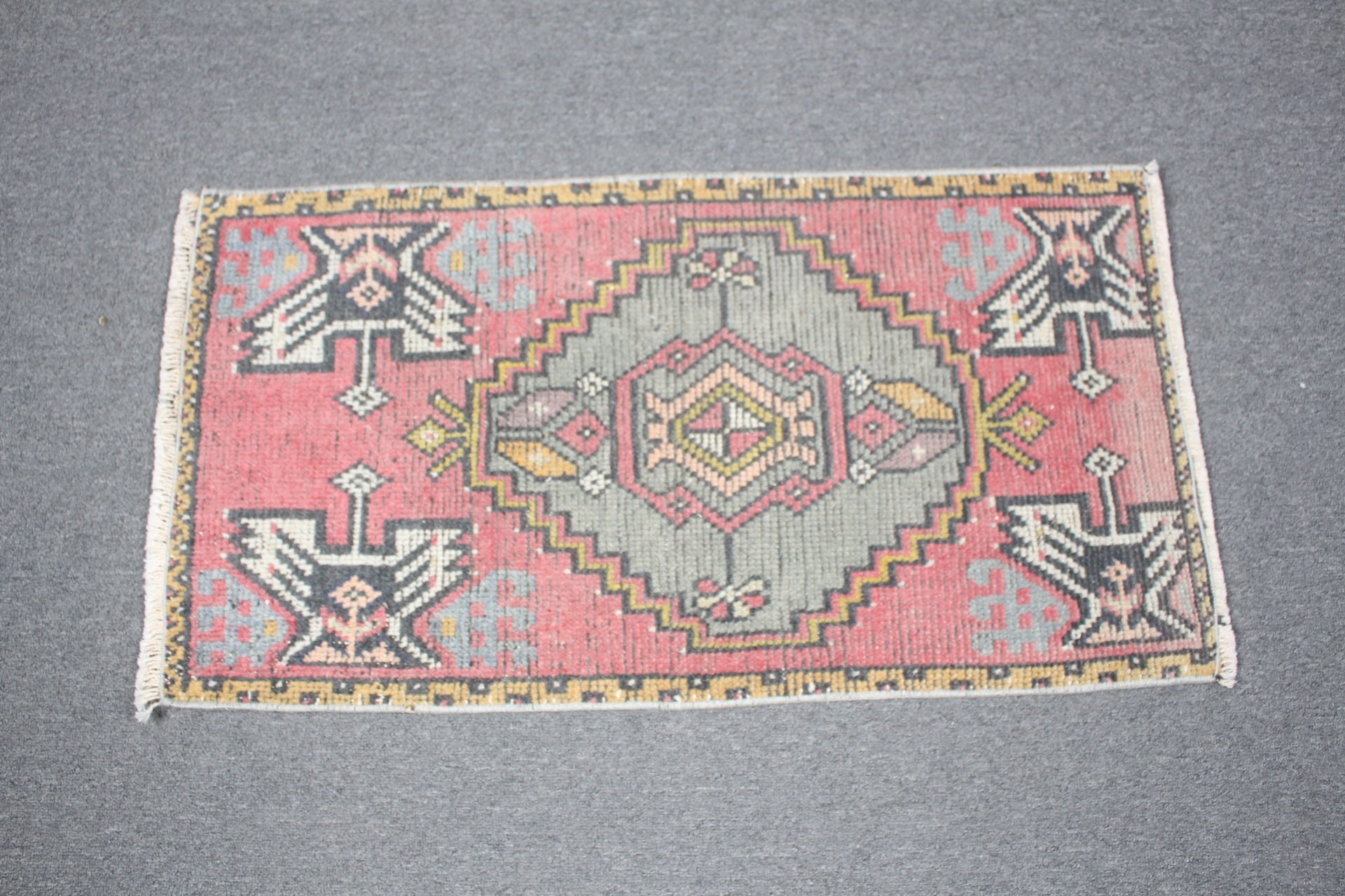 Pembe Havalı Halı, Vintage Halı, Türk Halısı, Çocuk Halısı, 3x1.6 ft Küçük Halı, Antika Halılar, Oryantal Halı, Türkiye Halısı, Giriş Halıları, Banyo Halısı