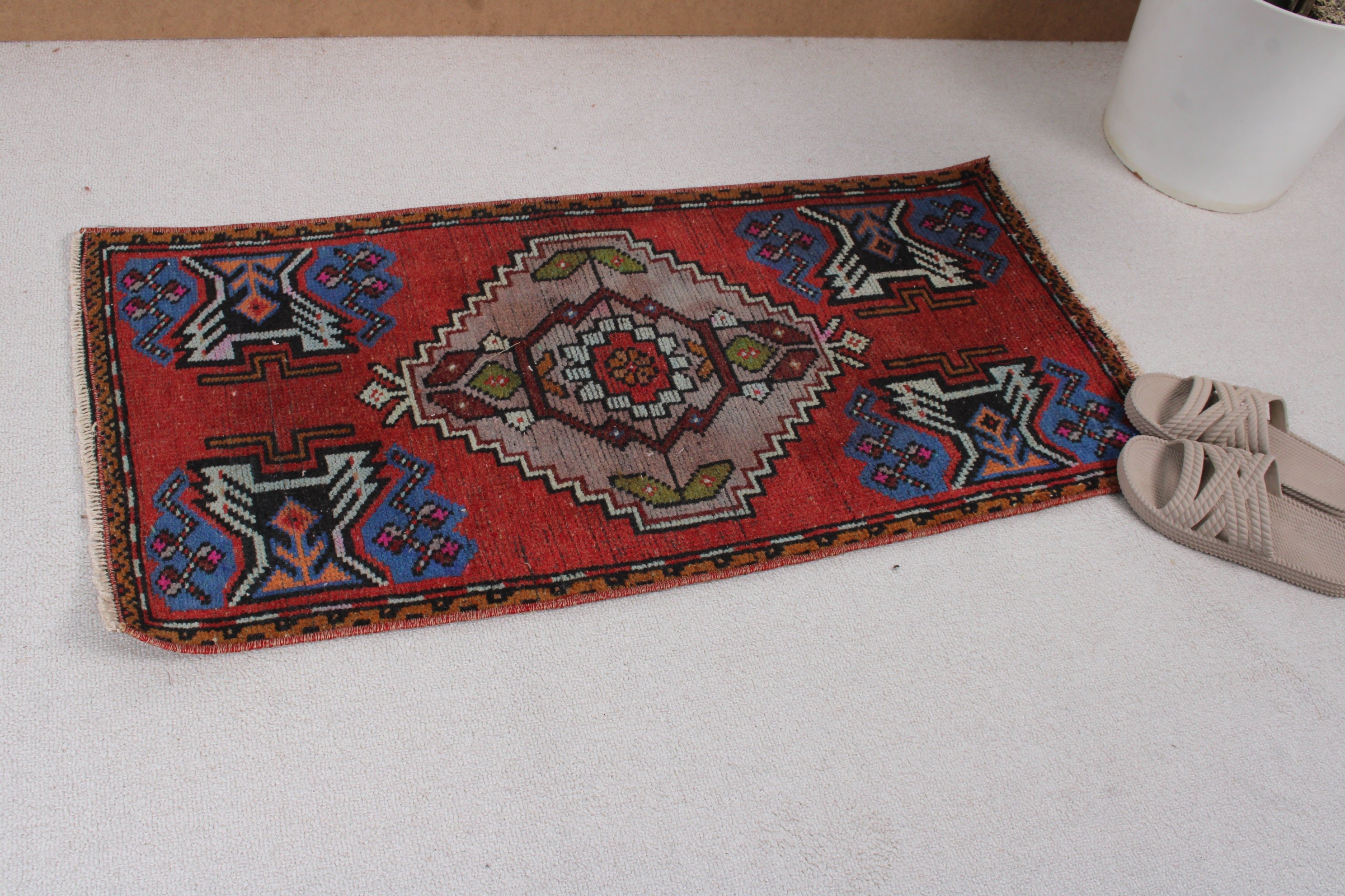 Vintage Halı, Küçük Vintage Halılar, 1.5x3.1 ft Küçük Halı, Çocuk Halıları, Mutfak Halıları, Ofis Halıları, Türk Halısı, El Dokuma Halı, Kırmızı Nötr Halı