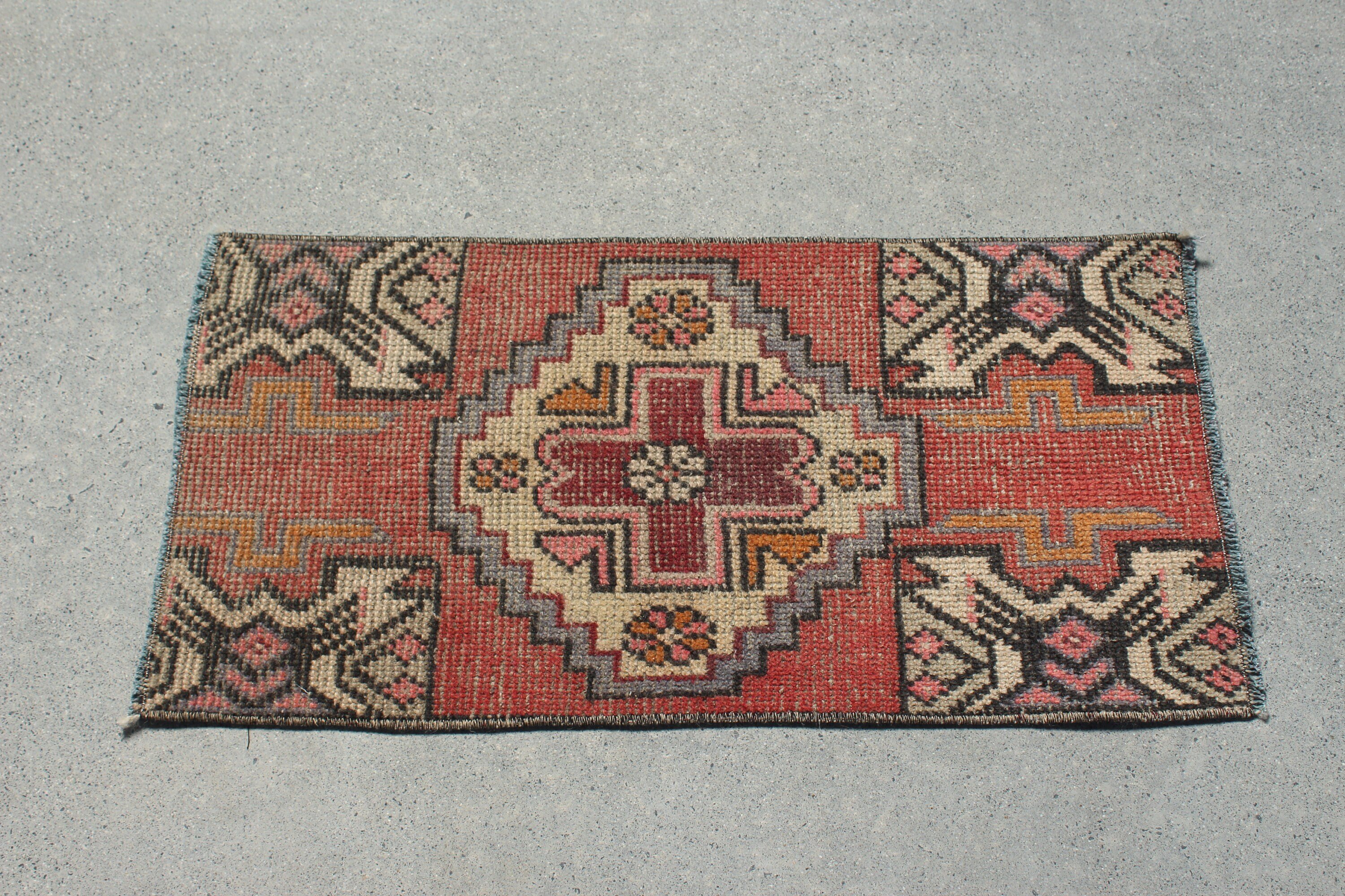 Küçük Dokuma Halılar, Anadolu Halısı, 1.3x2.6 ft Küçük Halılar, Kırmızı Oushak Halısı, Antika Halılar, Vintage Halılar, Yatak Odası Halısı, Türk Halısı, Banyo Halısı