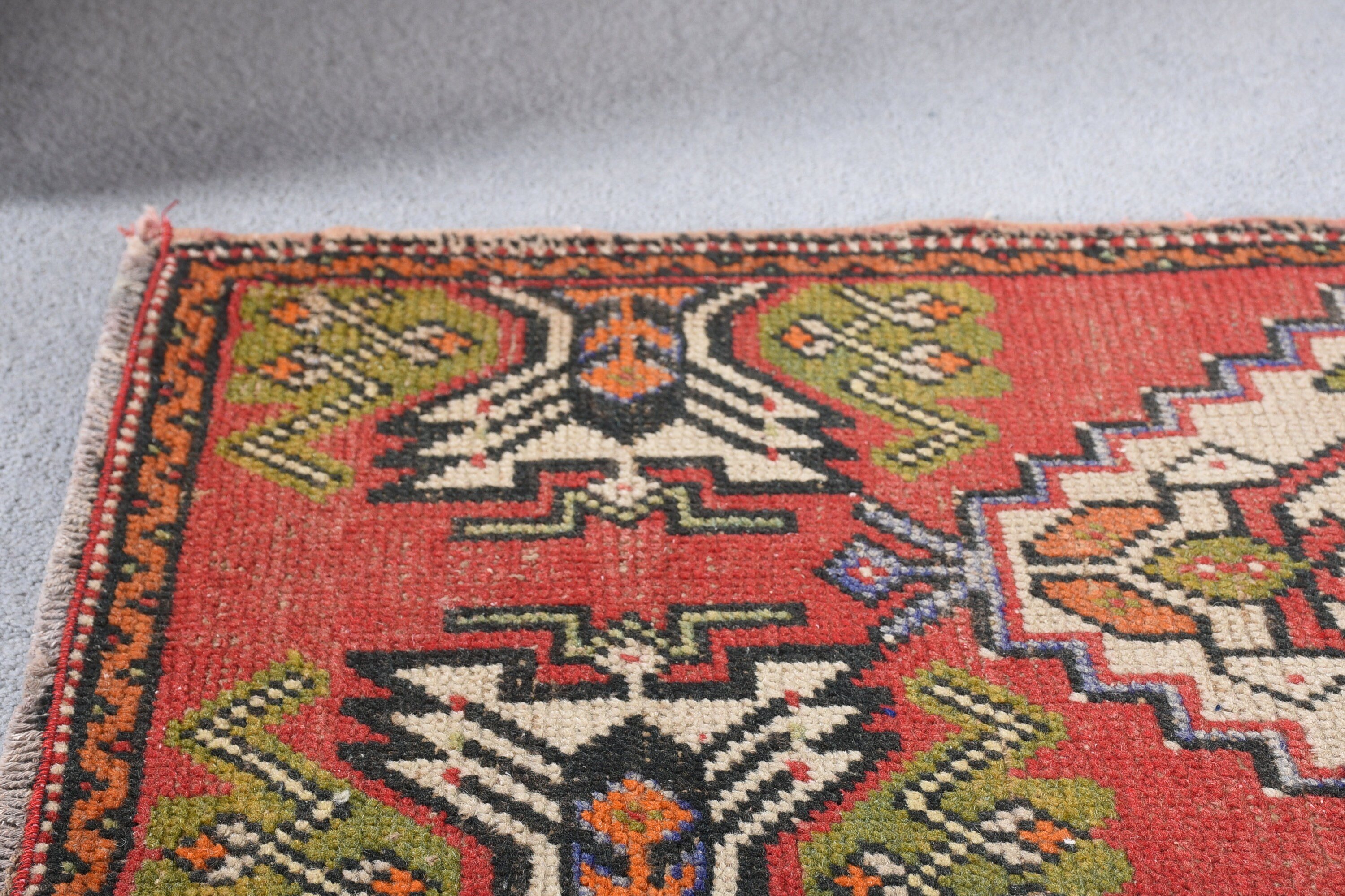 Vintage Halı, Giriş Halıları, Türk Halısı, Eski Halılar, Kırmızı 1,8x3,3 ft Küçük Halı, Giriş Halısı, Mutfak Halısı, Oushak Halıları, Yün Halı