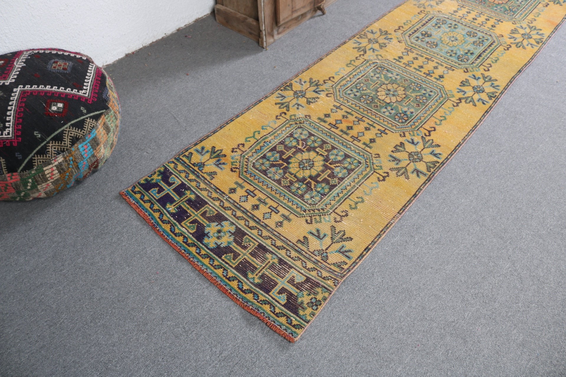 Cool Halı, 2.6x11.1 ft Runner Halıları, Türk Halıları, Uzun Runner Halıları, Beni Ourain Runner Halısı, Vintage Halılar, Sarı Antika Halı, Oushak Halı