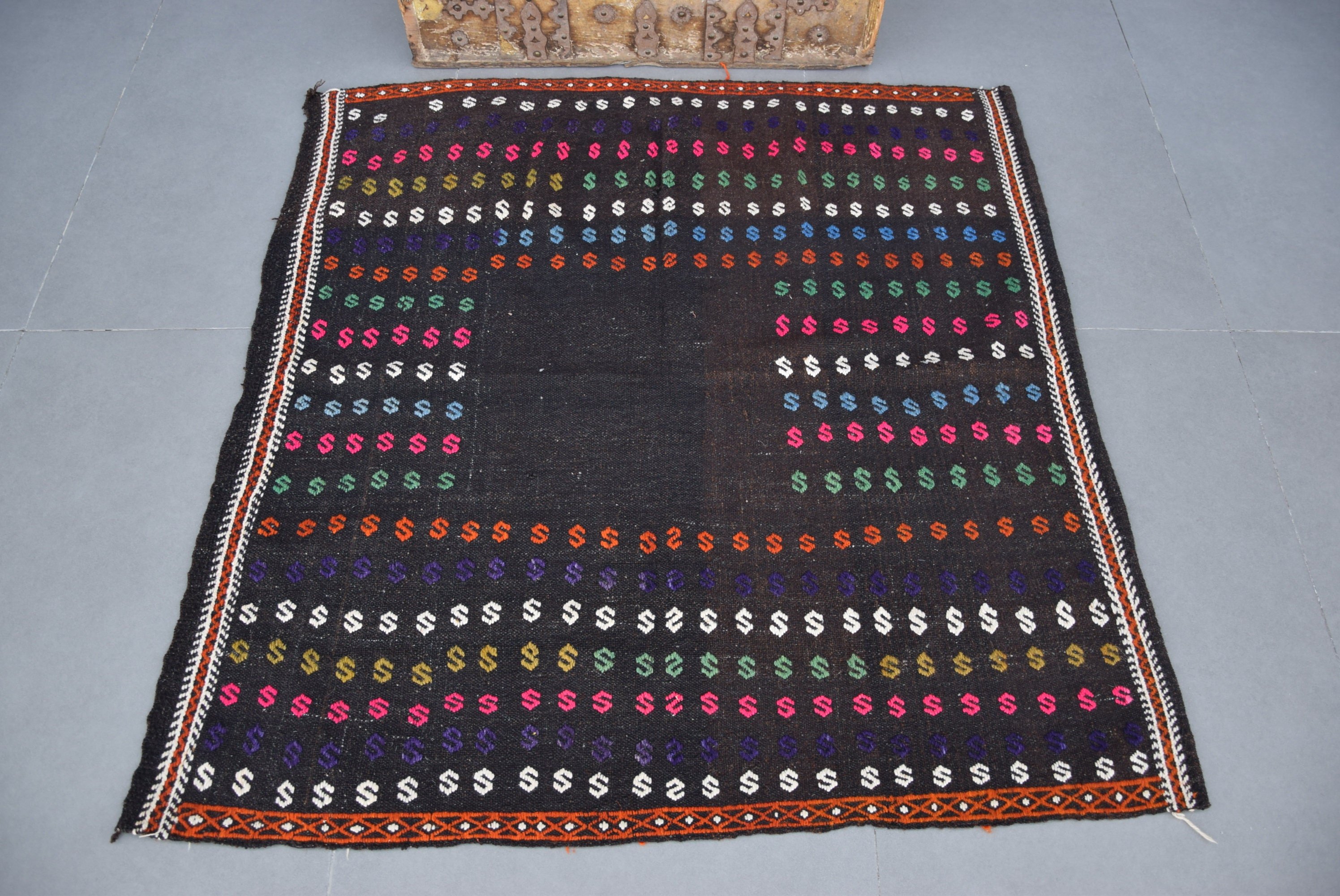 Yer Halıları, Türk Halıları, Yatak Odası Halıları, 3,9x4 ft Aksan Halısı, Soluk Halılar, Siyah Oushak Halısı, Giriş Halıları, Vintage Halı, Giriş Halısı, Kilim