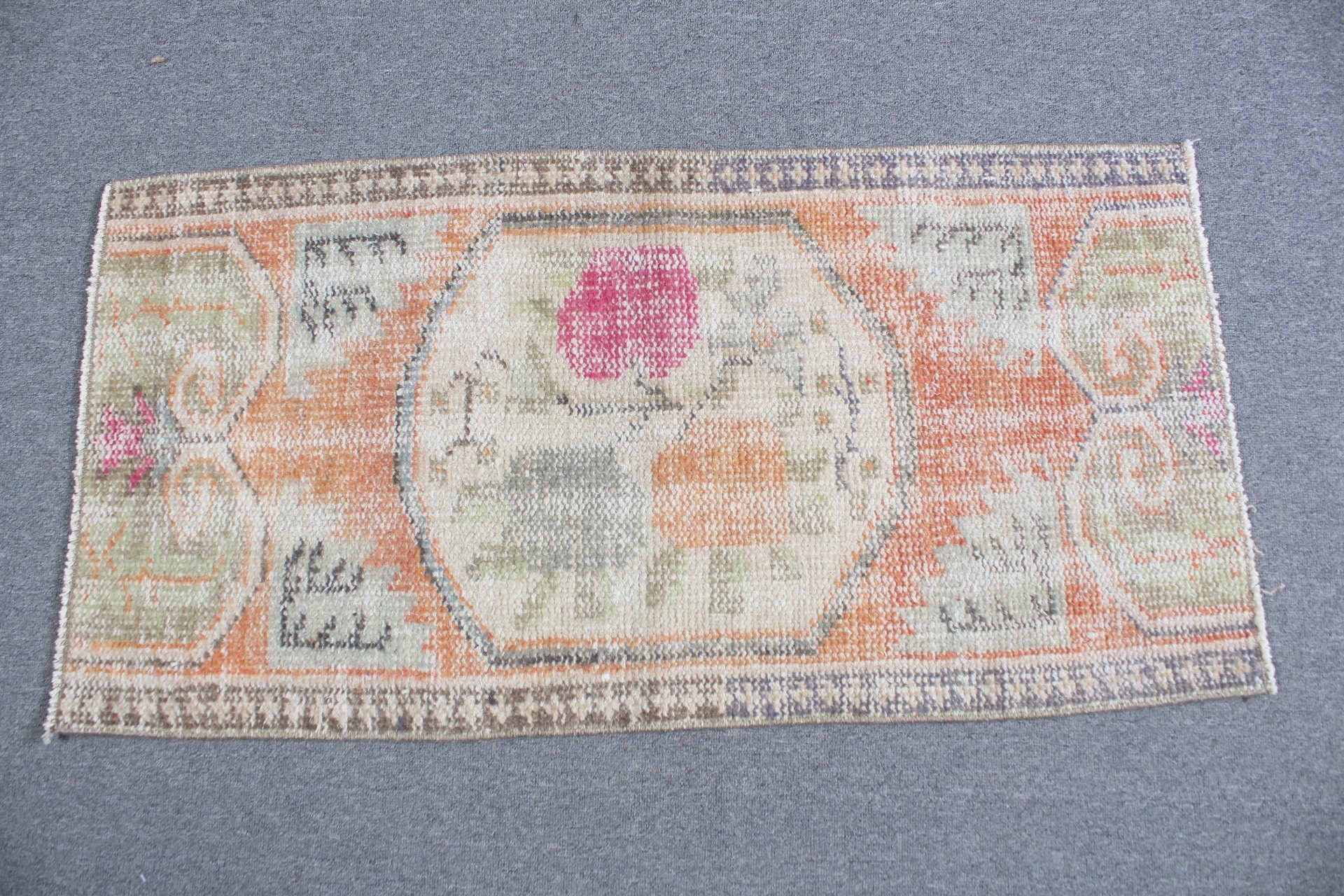 Türk Halıları, Vintage Halılar, 1.8x3.5 ft Küçük Halı, Ev Dekor Halıları, Oushak Halı, Bej Ev Dekor Halıları, Çocuk Halısı, Duvar Asılı Halı