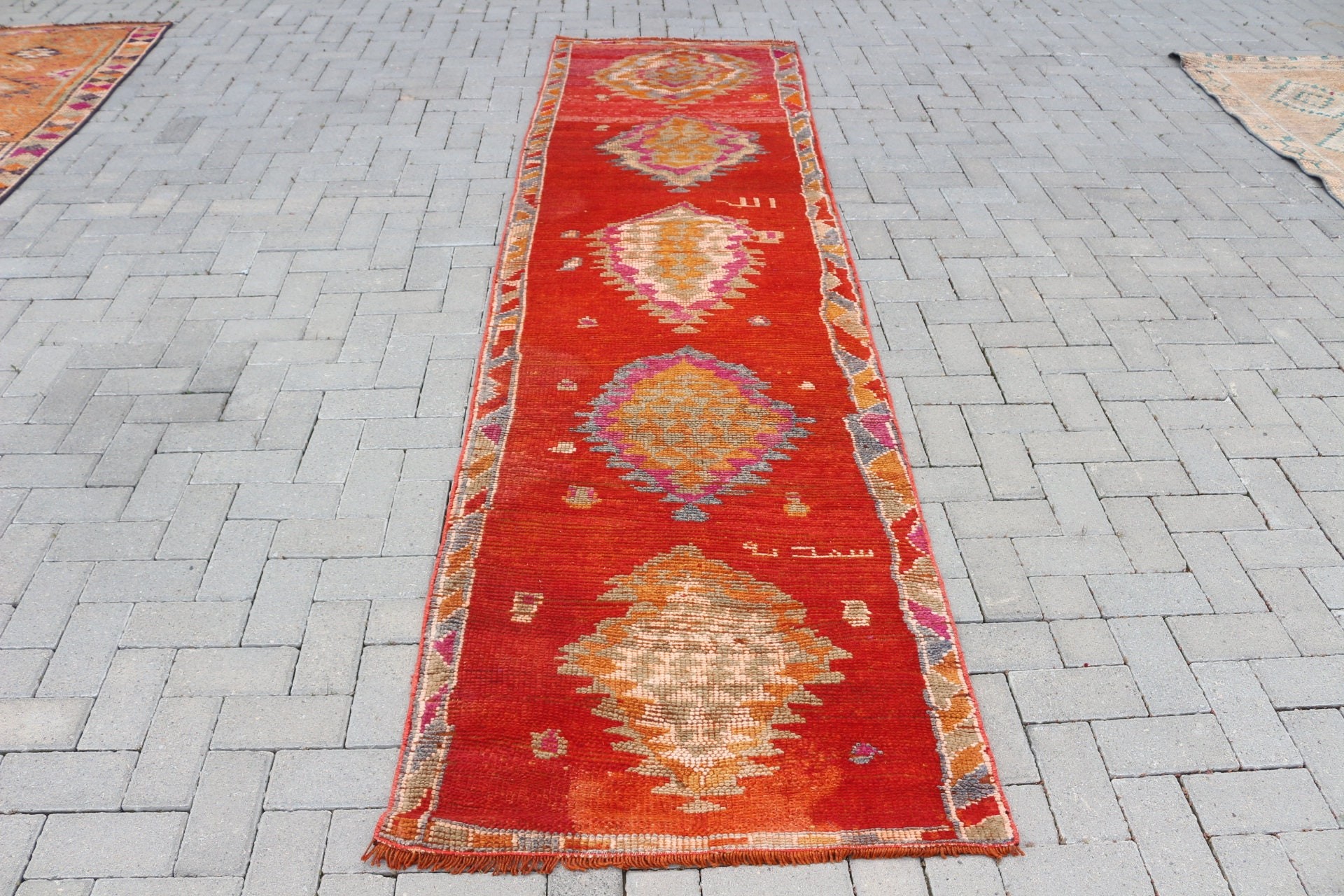 Türk Halıları, Vintage Halı, Mutfak Halısı, Kırmızı Soğuk Halı, Havalı Halılar, Merdiven Halıları, 2,8x10,6 ft Koşucu Halıları, Koridor Halısı, Sevimli Halı, Yer Halıları