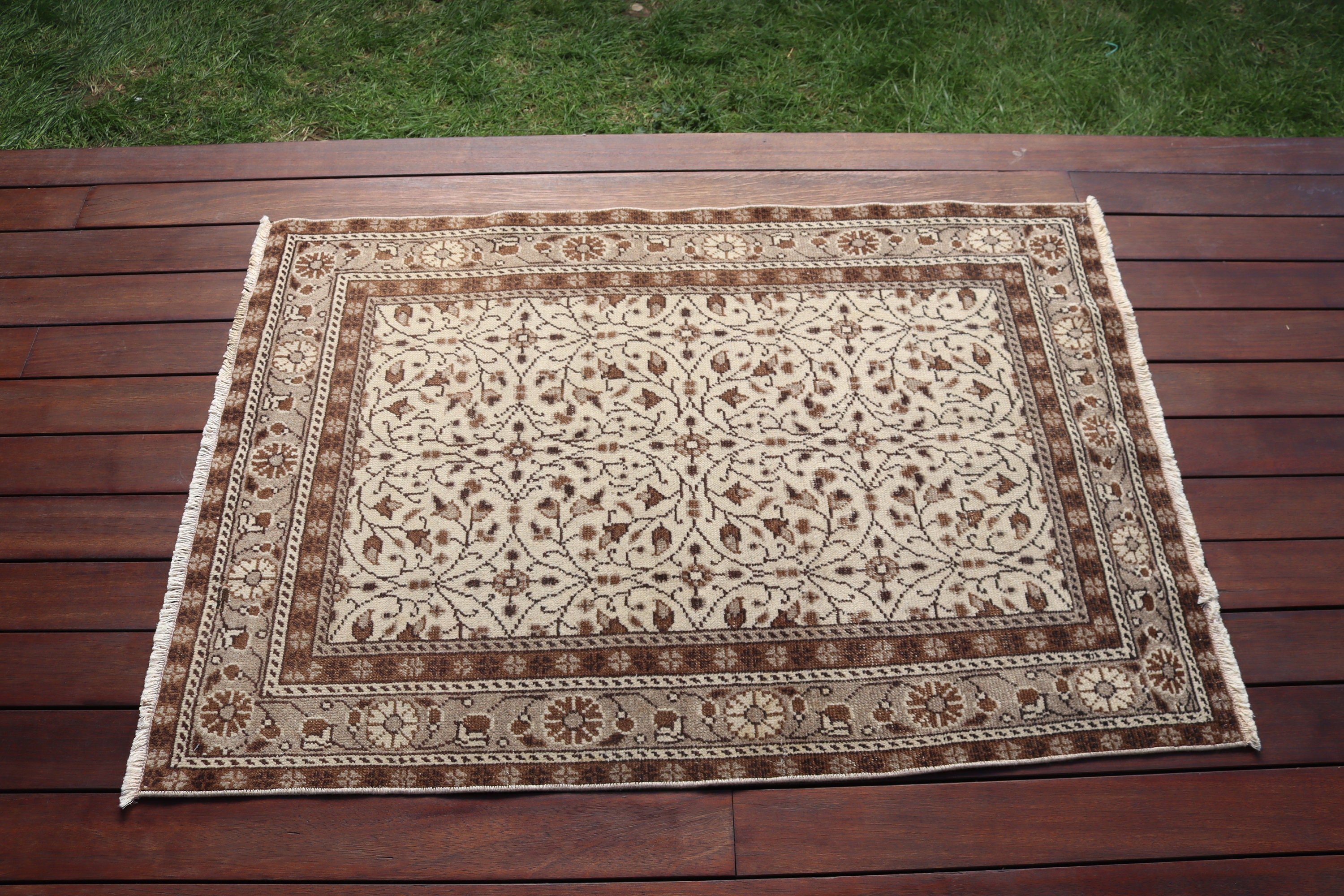 Açıklama Halıları, Çocuk Odası Halıları, Vintage Halı, Araba Paspas Halıları, 2,8x4 ft Küçük Halılar, Türk Halısı, Çocuk Halısı, Modern Halılar, Bej Soğuk Halılar