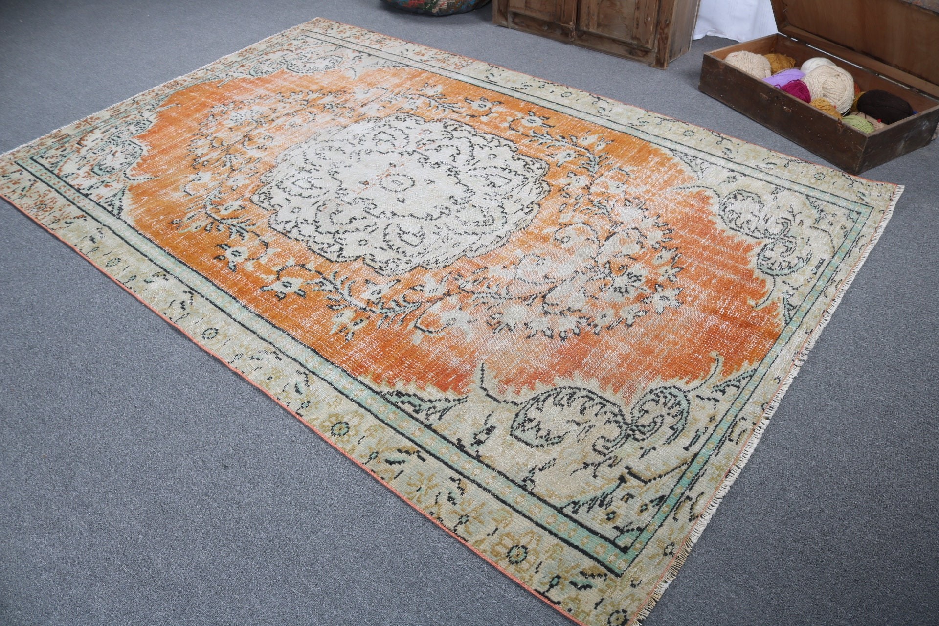 Büyük Vintage Halı, Yatak Odası Halısı, Türk Halısı, 5.6x8.8 ft Büyük Halılar, Antika Halılar, Vintage Halı, Turuncu Anadolu Halıları, Nötr Halılar