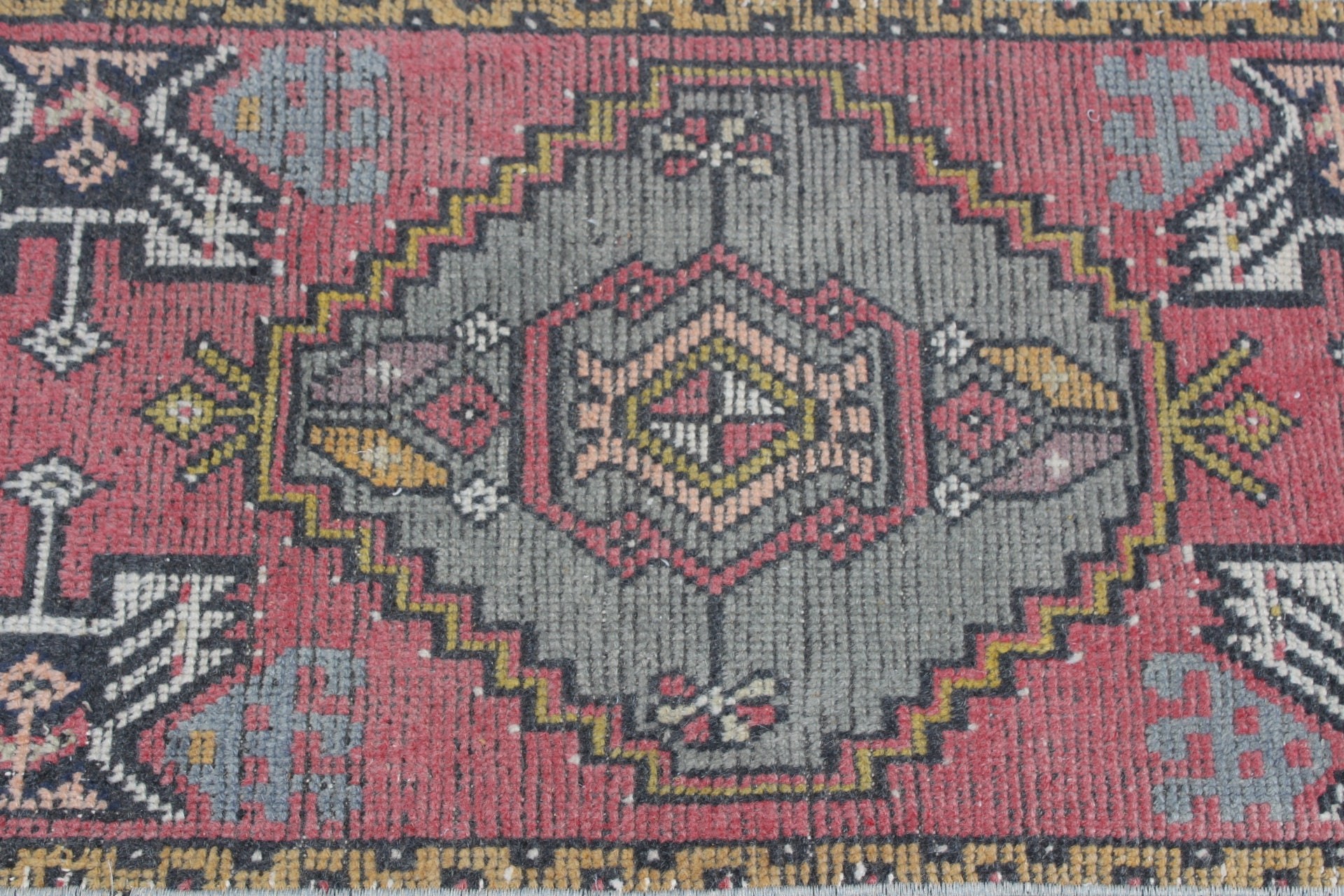 Pembe Havalı Halı, Vintage Halı, Türk Halısı, Çocuk Halısı, 3x1.6 ft Küçük Halı, Antika Halılar, Oryantal Halı, Türkiye Halısı, Giriş Halıları, Banyo Halısı