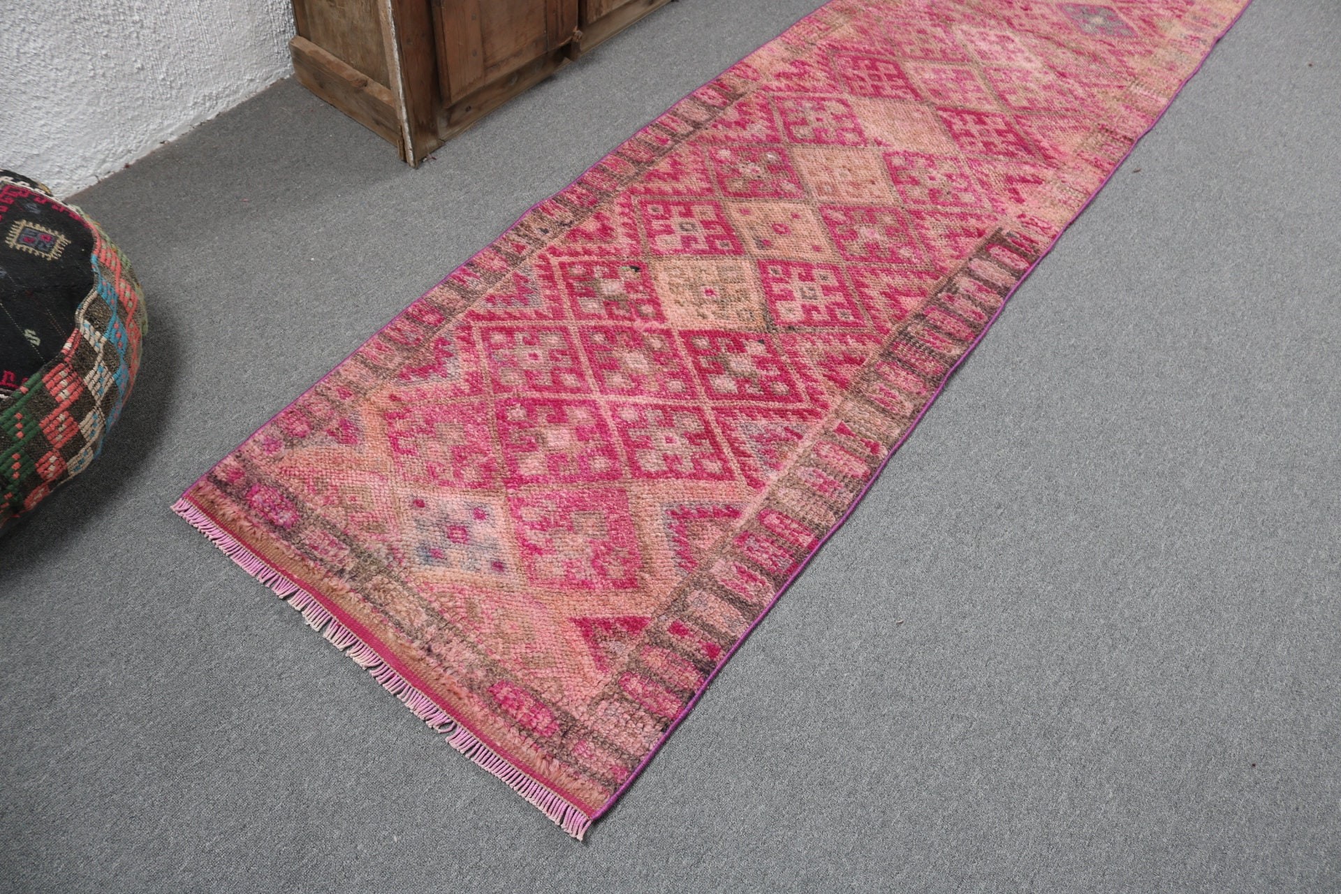 Pembe Havalı Halılar, 2.4x9.5 ft Runner Halısı, Vintage Runner Halıları, Geometrik Halı, Lüks Halılar, Türk Halıları, Merdiven Halıları, Vintage Halılar