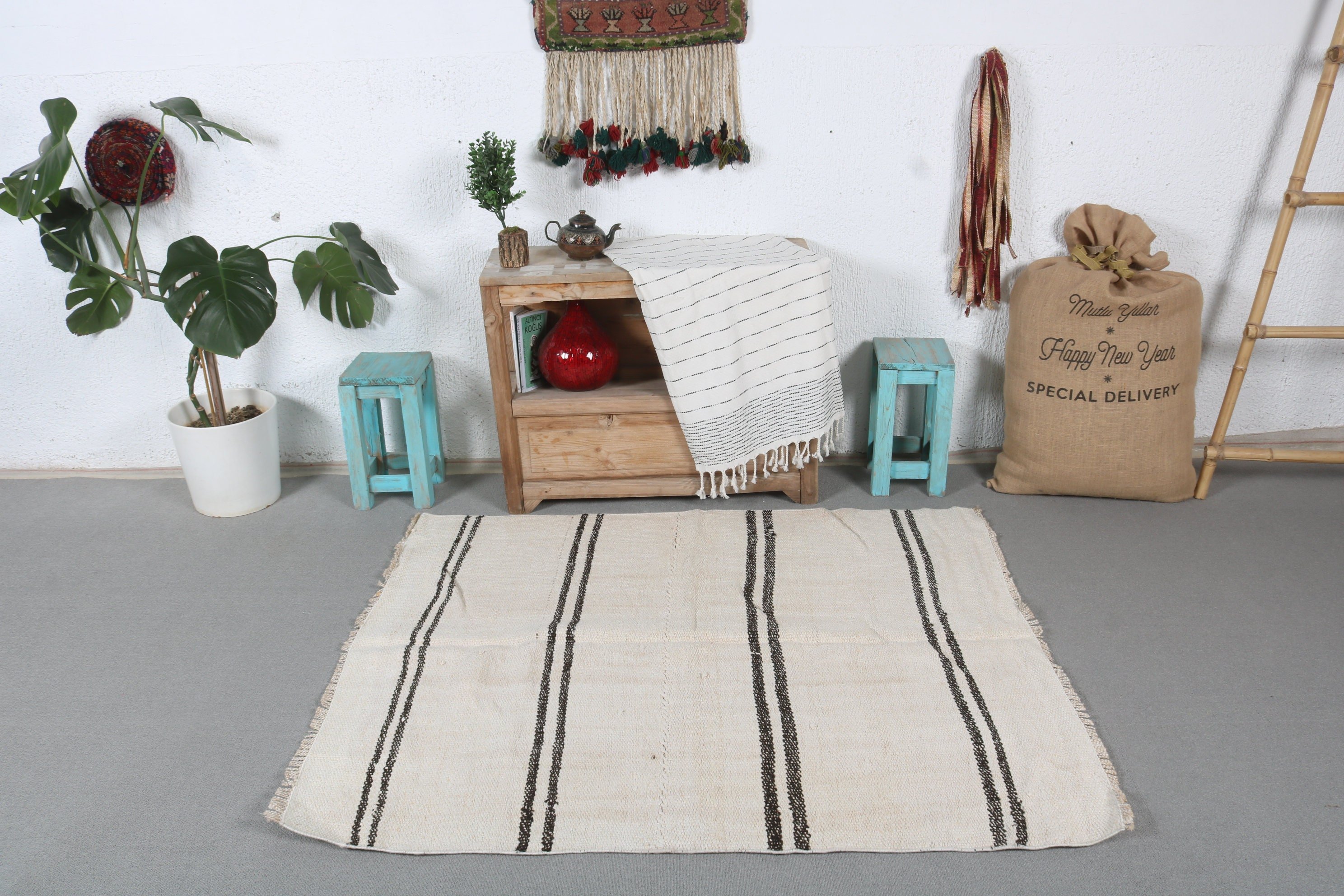 Vintage Rugs, Rugs for Nursery, Home Decor Rug, Turkish Rugs, 3.8x4.7 ft Accent Rugs, White Bedroom Rug, Kitchen Rugs, Wool Rug, Entry Rug