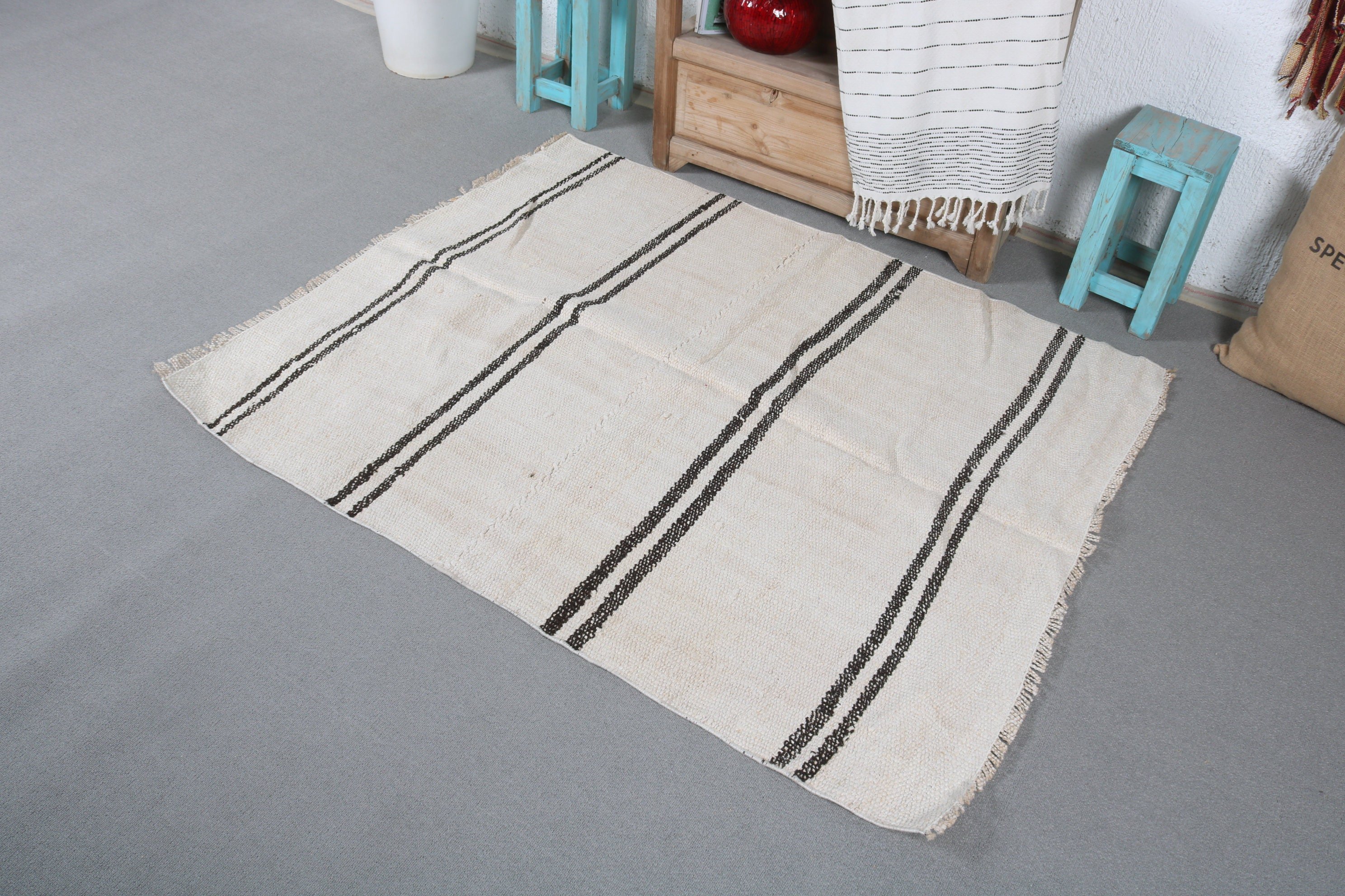 Vintage Rugs, Rugs for Nursery, Home Decor Rug, Turkish Rugs, 3.8x4.7 ft Accent Rugs, White Bedroom Rug, Kitchen Rugs, Wool Rug, Entry Rug