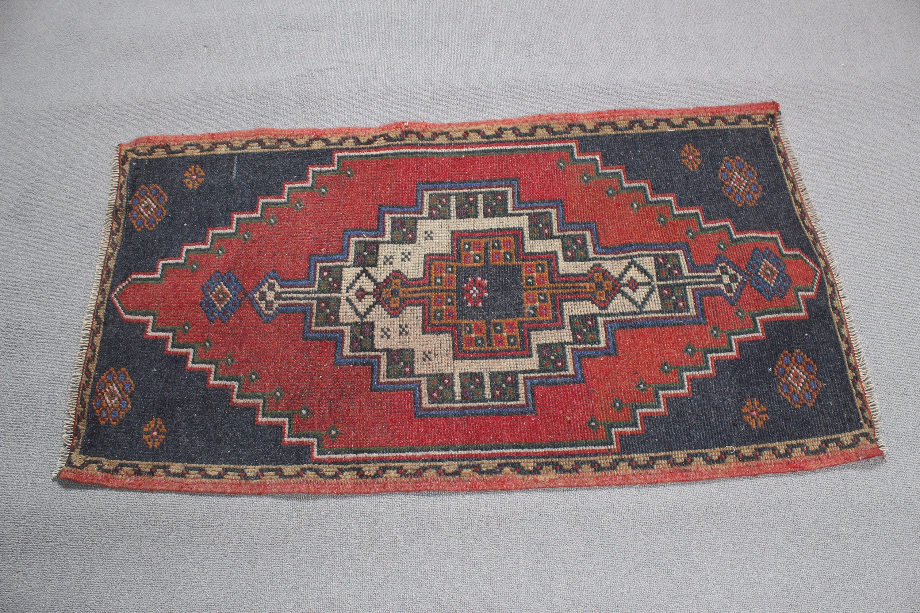 Nötr Halılar, Kırmızı Lüks Halı, Çocuk Odası Halıları, 2x3,8 ft Küçük Halı, Küçük Vintage Halı, Türk Halısı, Vintage Halılar, Boho Halıları, Banyo Halısı