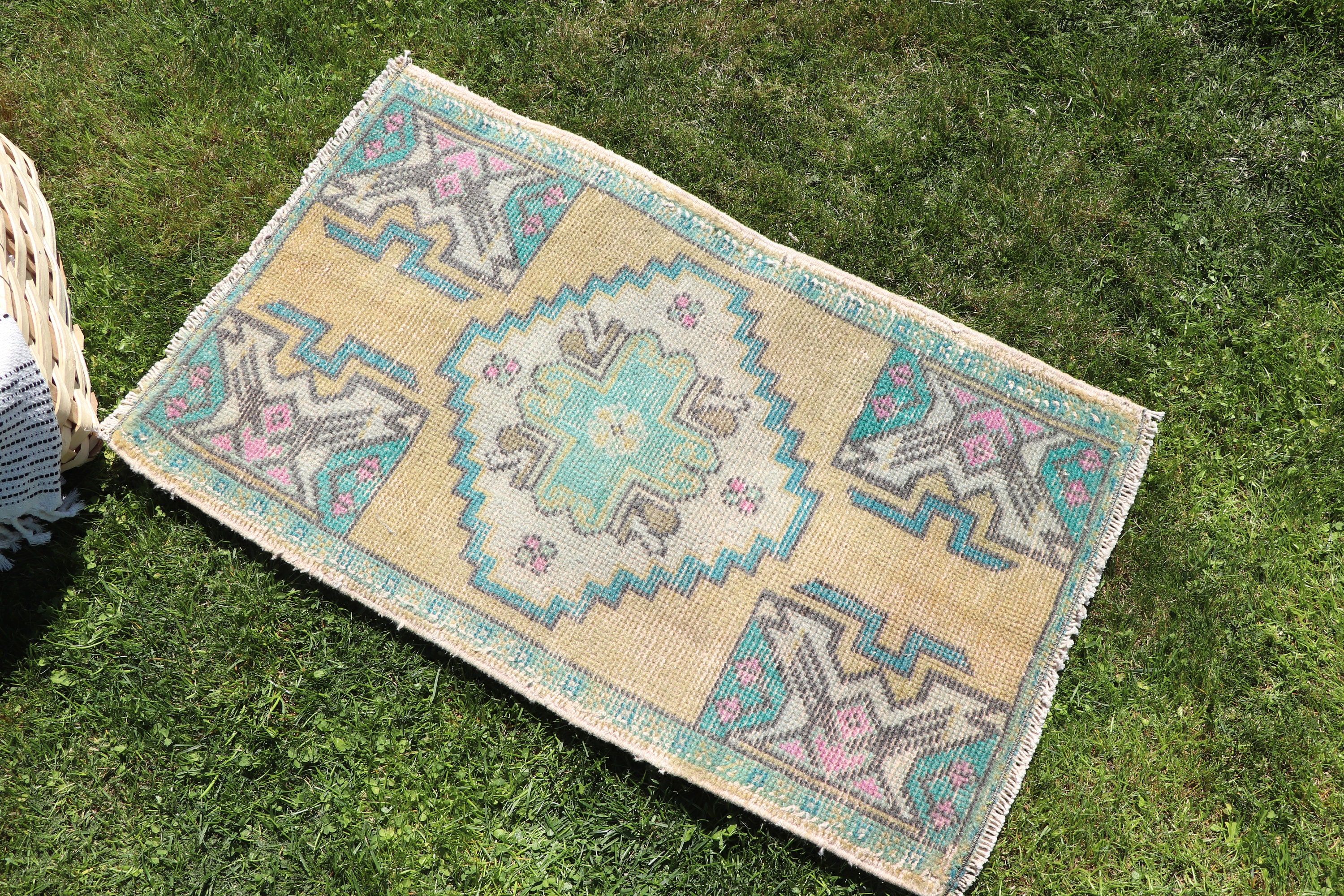 Vintage Halılar, Lüks Halılar, 1.5x2.7 ft Küçük Halı, Tribal Halılar, Küçük Vintage Halılar, Sarı Yatak Odası Halısı, Nötr Halılar, Türk Halıları, Giriş Halısı