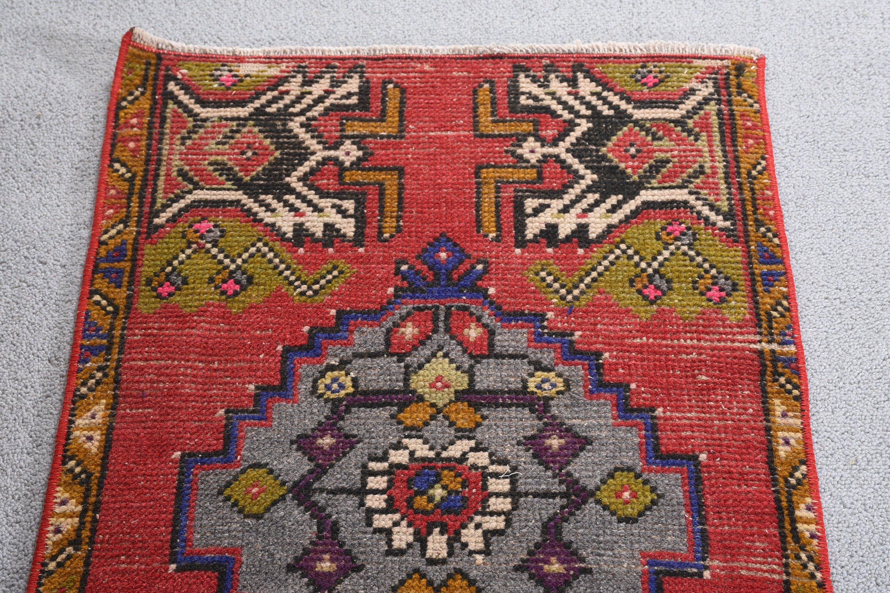 Türk Halıları, Kırmızı Soğuk Halı, Giriş Halıları, Yer Halısı, Vintage Halı, 1.6x3 ft Küçük Halılar, Oushak Halısı, Banyo Halısı, Sevimli Halı, Kapı Paspası Halıları