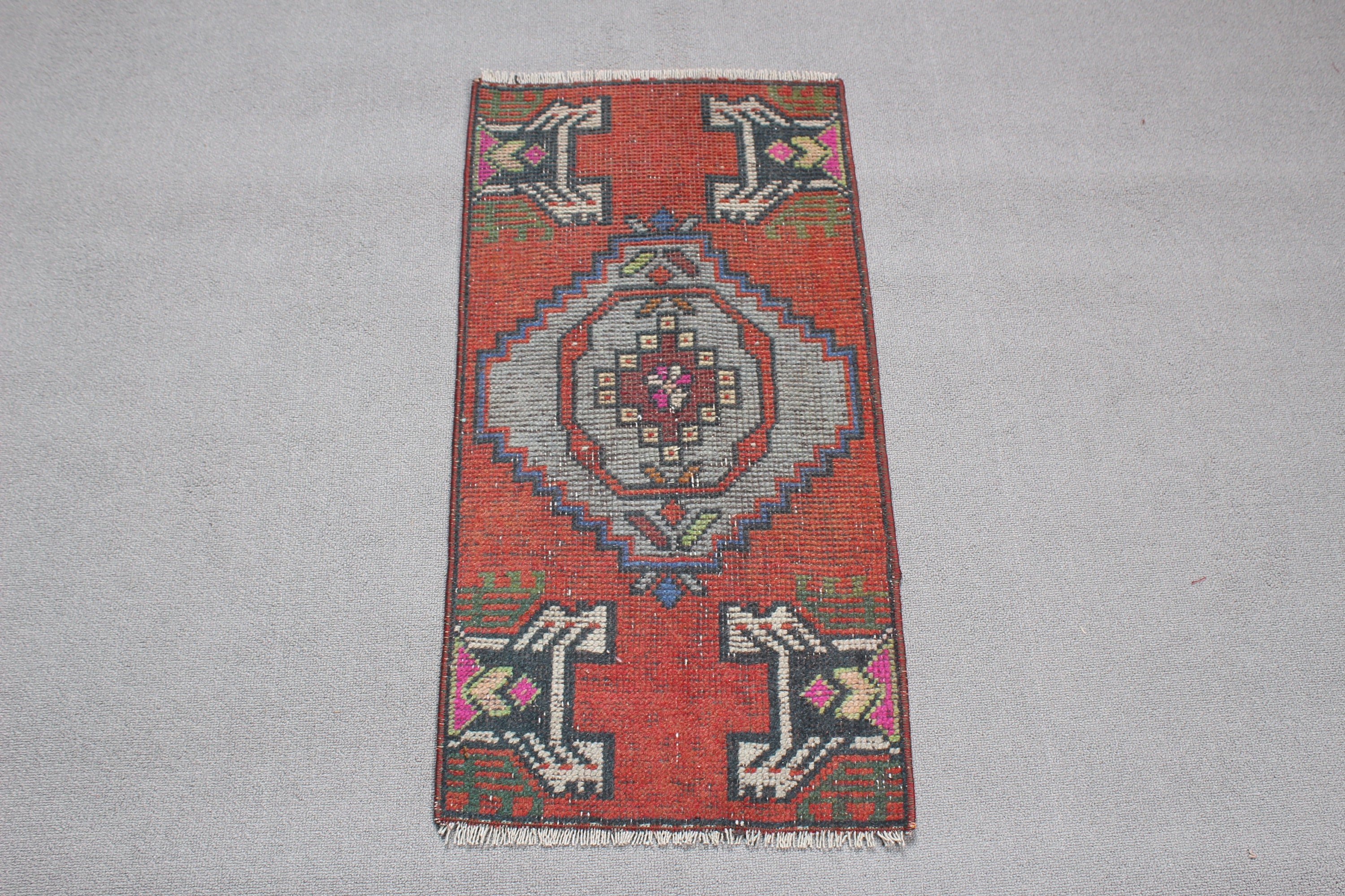 Türk Halısı, Vintage Halı, Giriş Halıları, Kırmızı Yün Halı, 1.4x2.7 ft Küçük Halılar, Yatak Odası Halıları, Küçük Boho Halısı, Nötr Halılar, Yatak Odası Halıları