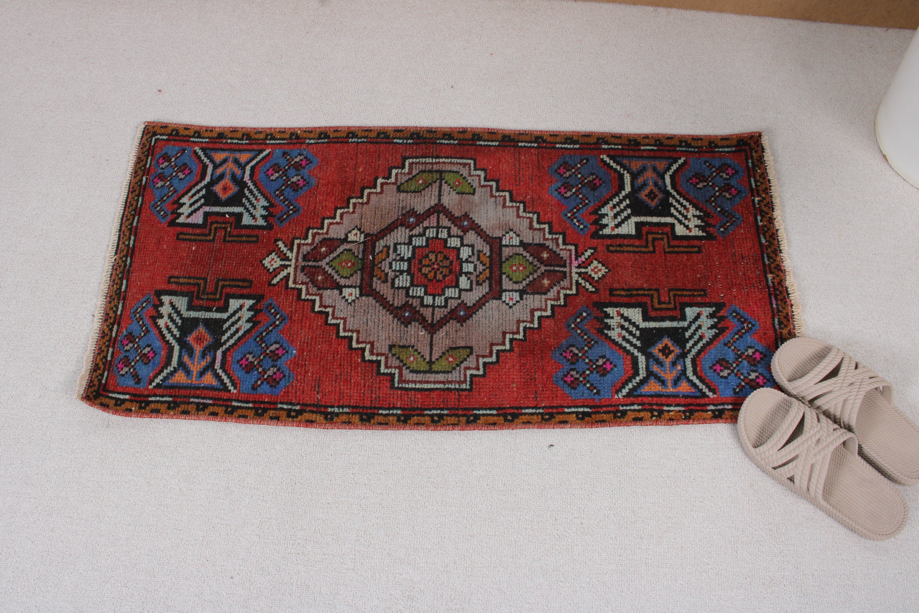 Vintage Halı, Küçük Vintage Halılar, 1.5x3.1 ft Küçük Halı, Çocuk Halıları, Mutfak Halıları, Ofis Halıları, Türk Halısı, El Dokuma Halı, Kırmızı Nötr Halı