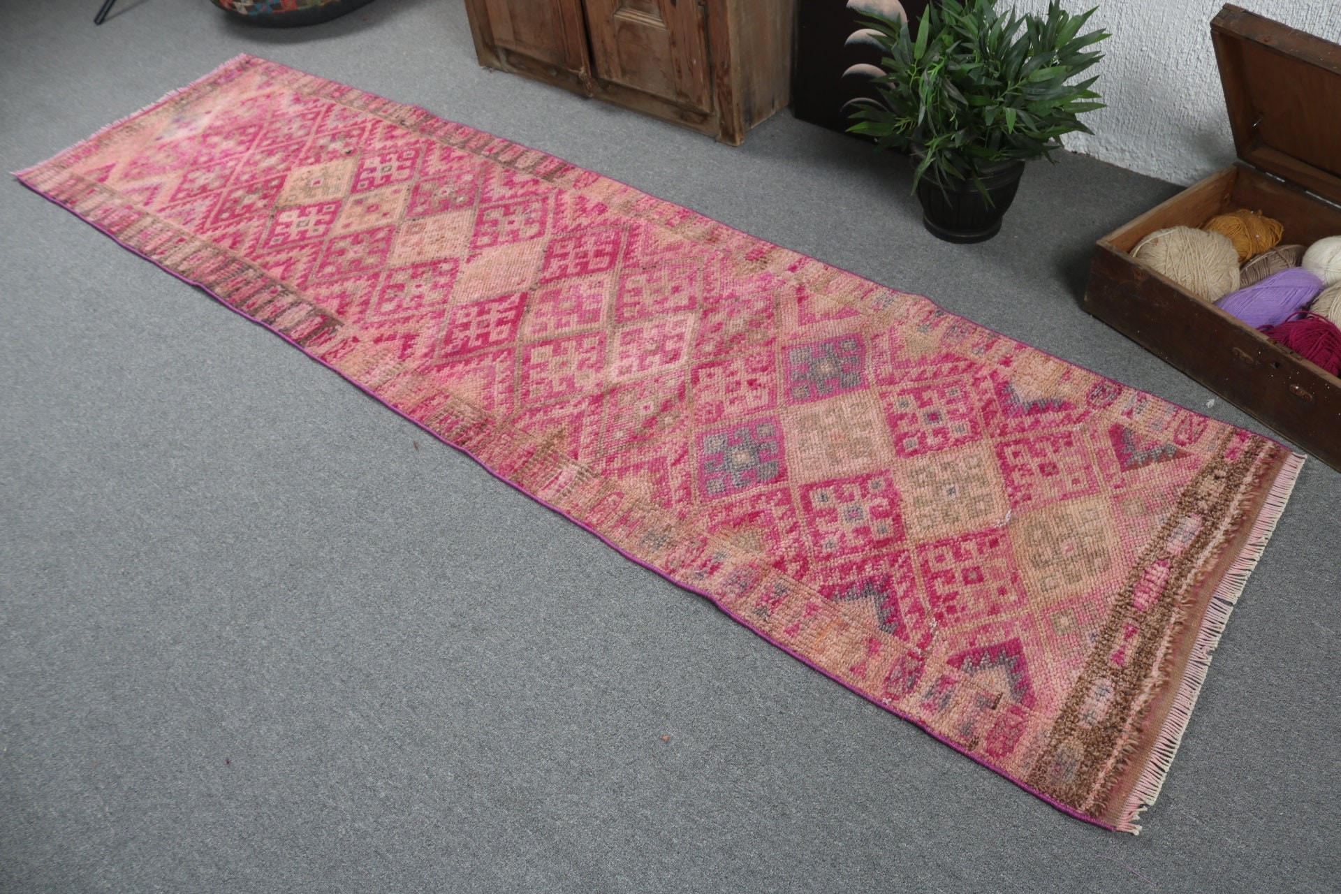 Pembe Havalı Halılar, 2.4x9.5 ft Runner Halısı, Vintage Runner Halıları, Geometrik Halı, Lüks Halılar, Türk Halıları, Merdiven Halıları, Vintage Halılar