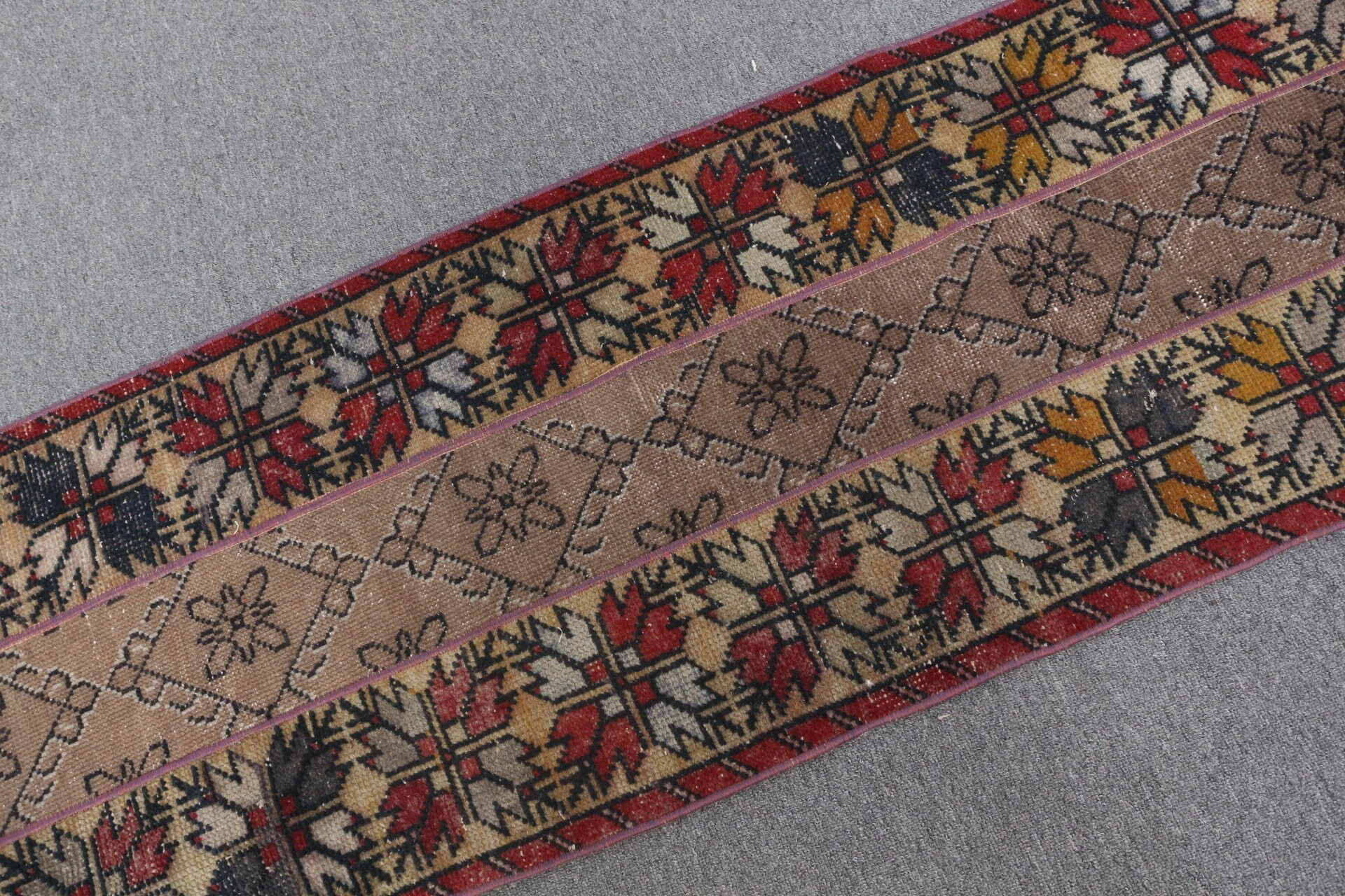 Türk Halıları, Kırmızı 1.9x5.2 ft Yolluk Halısı, Eski Halı, Koridor Halısı, Mutfak Halıları, Sanat Halısı, Vintage Halı, Yer Halısı, Anadolu Halıları