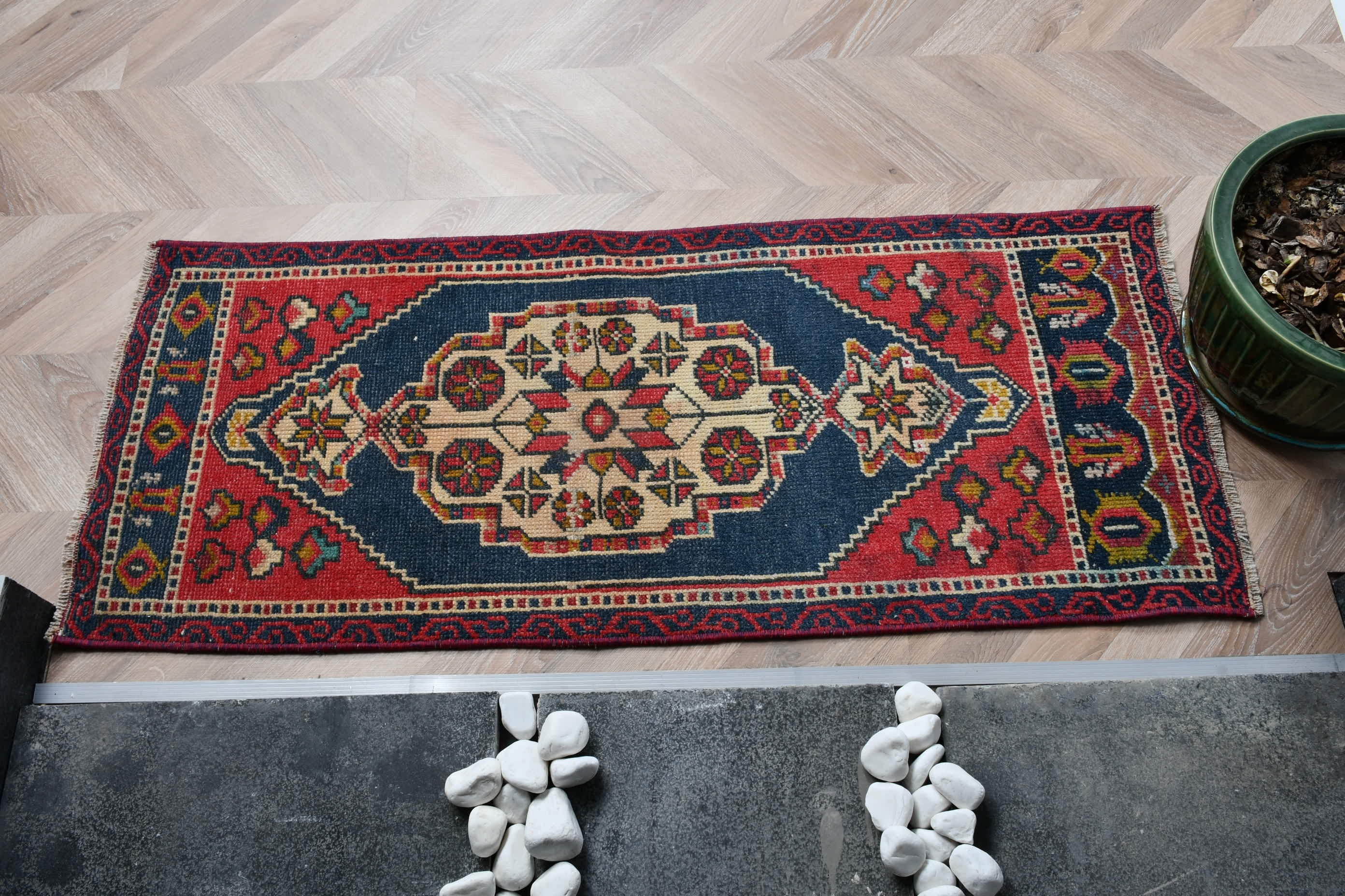 Kırmızı Yün Halı, 1.6x3.7 ft Küçük Halılar, Vintage Halı, Bohem Halı, Çocuk Odası Halısı, Antika Halı, Yatak Odası Halısı, Kapı Paspası Halıları, Türk Halısı