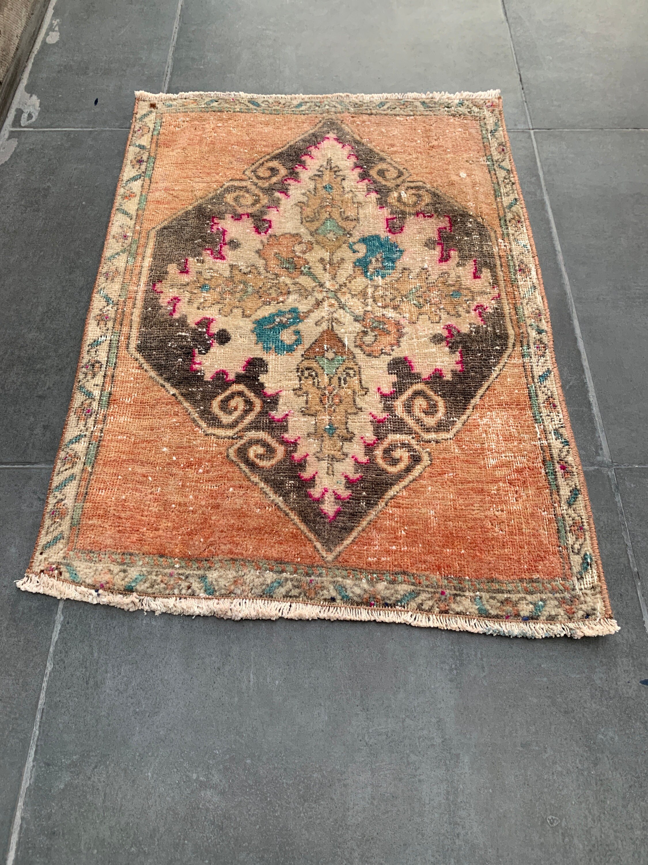 2x2.8 ft Küçük Halı, Yatak Odası Halısı, Yatak Odası Halıları, Türk Halıları, Oushak Halısı, Mutfak Halısı, Turuncu Antika Halı, Vintage Halı, Araba Paspas Halıları