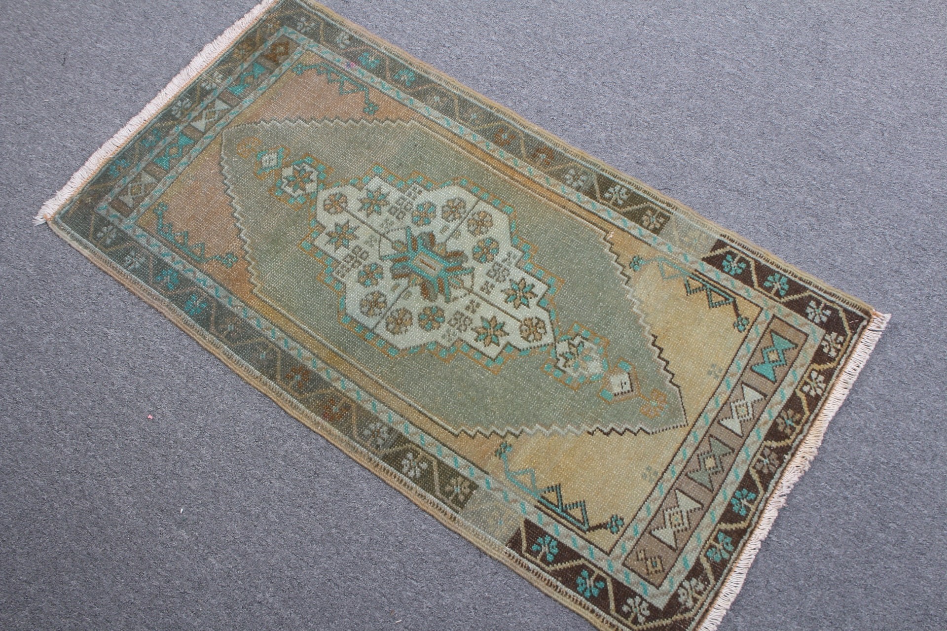 Yeşil Oryantal Halı, 1.7x3.2 ft Küçük Halılar, Vintage Halı, Yatak Odası Halısı, Eski Halılar, Türk Halıları, Fas Halıları, Çocuk Halıları, Ev Dekorasyonu Halısı