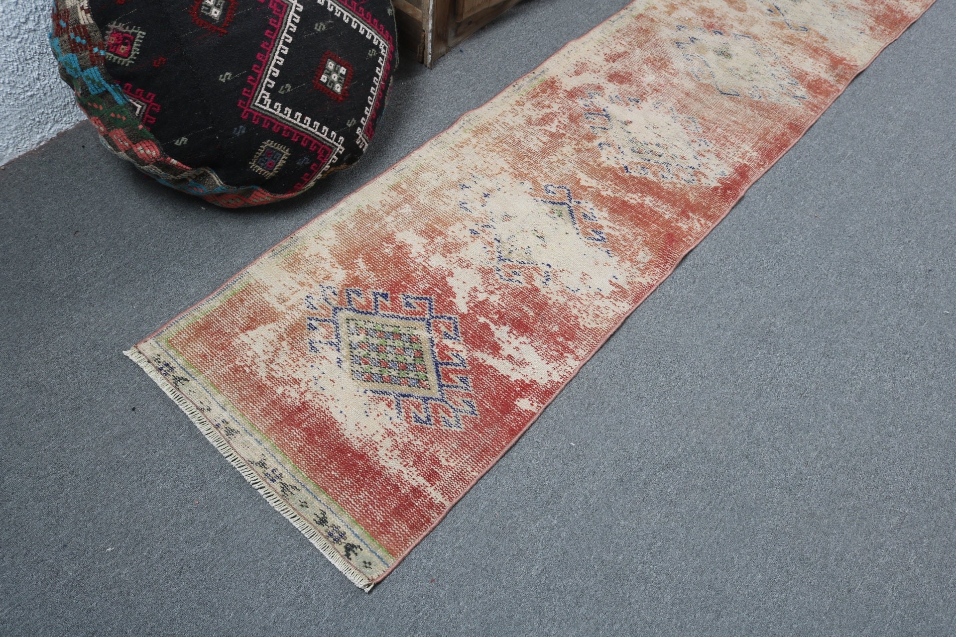 Açıklama Halıları, Koridor Halıları, Merdiven Yolluk Halıları, Vintage Halı, Türk Halısı, 1.9x10.8 ft Yolluk Halısı, Kırmızı Antika Halı, Anadolu Halısı