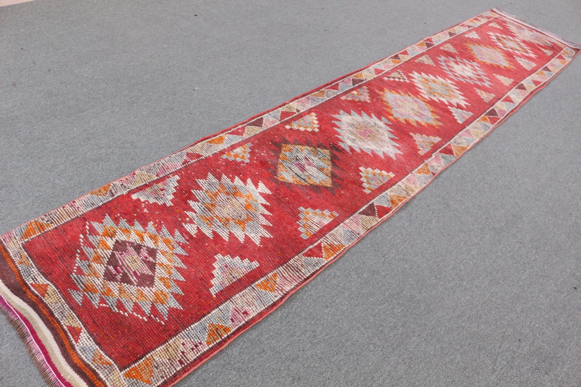 Türk Halıları, Kırmızı 2.5x12.3 ft Yolluk Halısı, Ev Dekorasyonu Halısı, Anadolu Halısı, Koridor Halıları, Mutfak Halıları, Vintage Halı