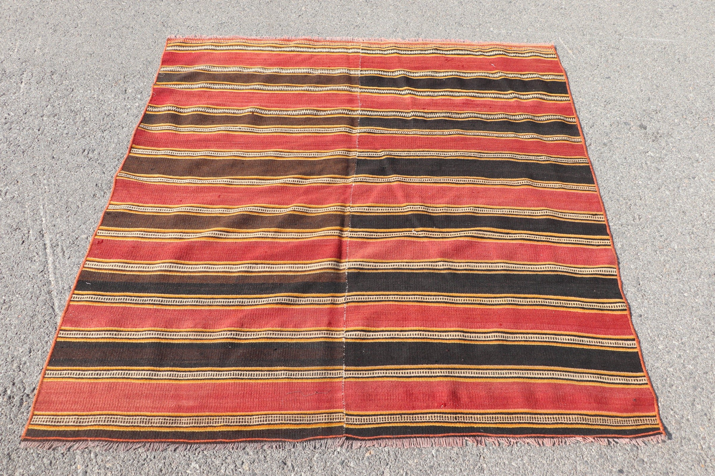 135x131 cm Antre Kilim, Mutfak Kilim, Nostaljik Kilim, Kırmızı Yatak odası Kilim, Uşak Kilim, Giriş Kilim, Giriş Kilim, Giriş Kilim