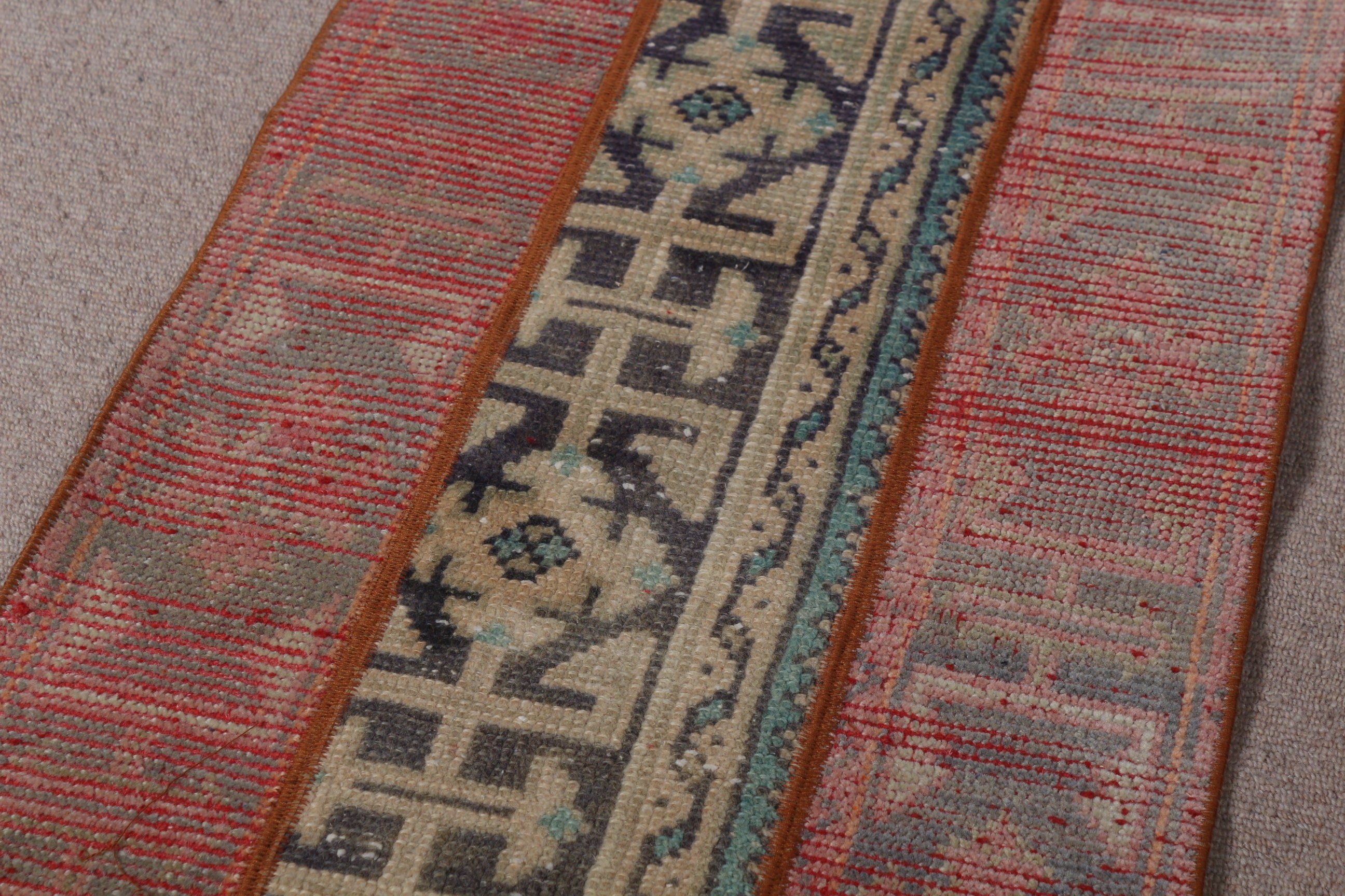 Vintage Halı, Türk Halıları, 1.8x3.9 ft Küçük Halı, Yatak Odası Halıları, Oryantal Halı, Çocuk Halısı, Yün Halı, Kırmızı Oushak Halı, Sanat Halısı, Giriş Halısı