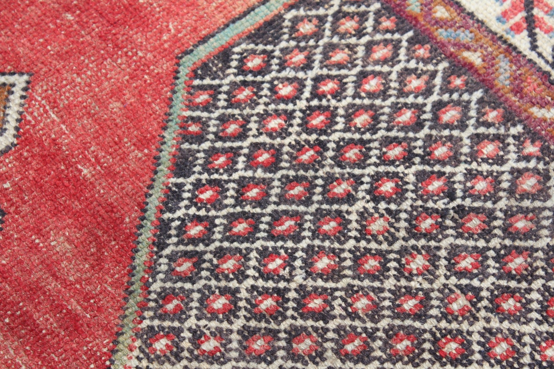 Banyo Halıları, Kırmızı 1.8x3.5 ft Küçük Halı, Vintage Halı, Türk Halısı, Çocuk Odası Halıları, Duvara Asılı Halılar, Yün Halı, Havalı Halı