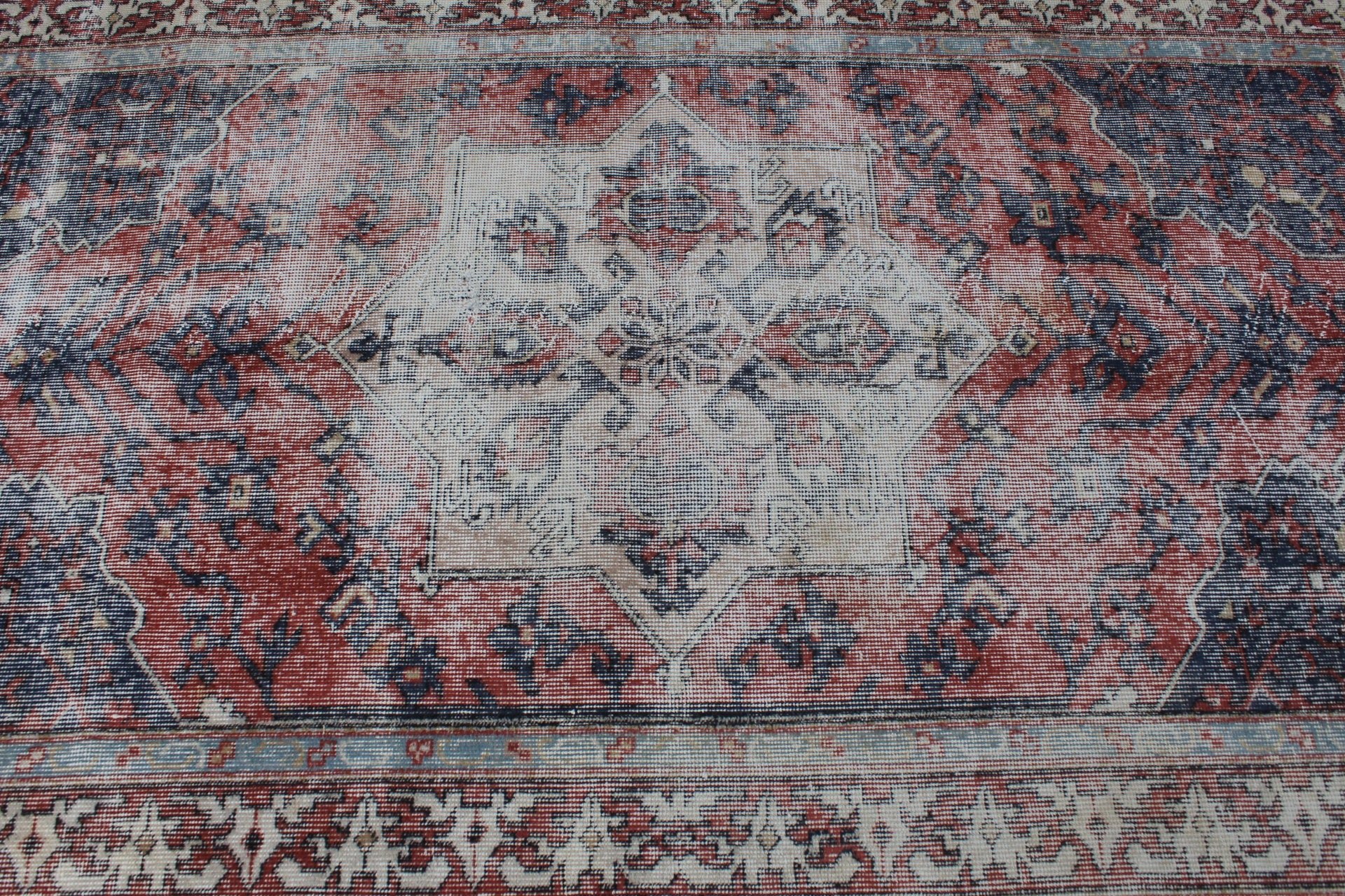 4x7,5 ft Alan Kilimi, Çocuk Halıları, Vintage Halı, Türk Halıları, Oushak Halısı, Eskitilmiş Halı, Oryantal Halı, Kırmızı Ev Dekor Halısı, Yemek Odası Halısı