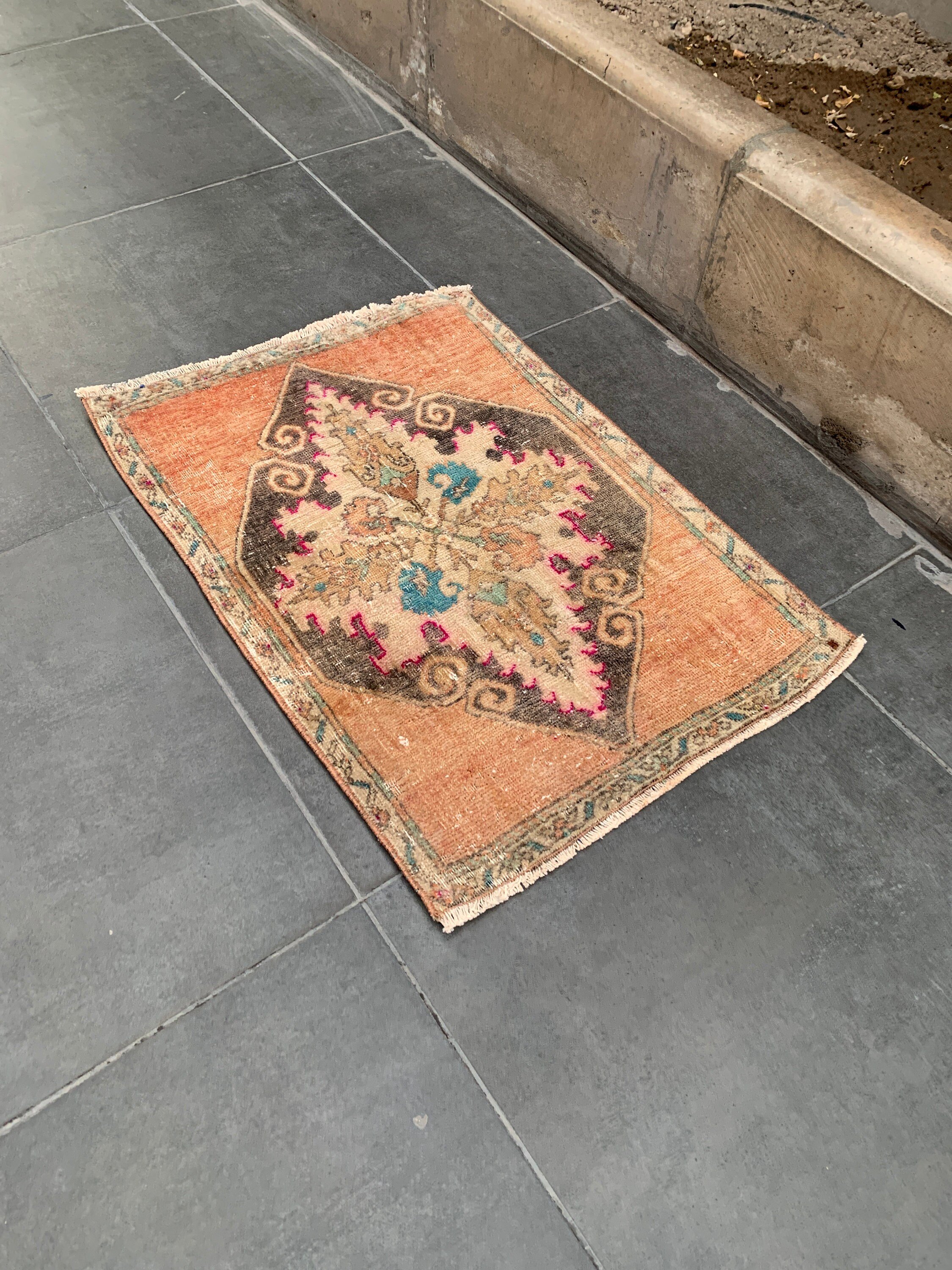 2x2.8 ft Küçük Halı, Yatak Odası Halısı, Yatak Odası Halıları, Türk Halıları, Oushak Halısı, Mutfak Halısı, Turuncu Antika Halı, Vintage Halı, Araba Paspas Halıları