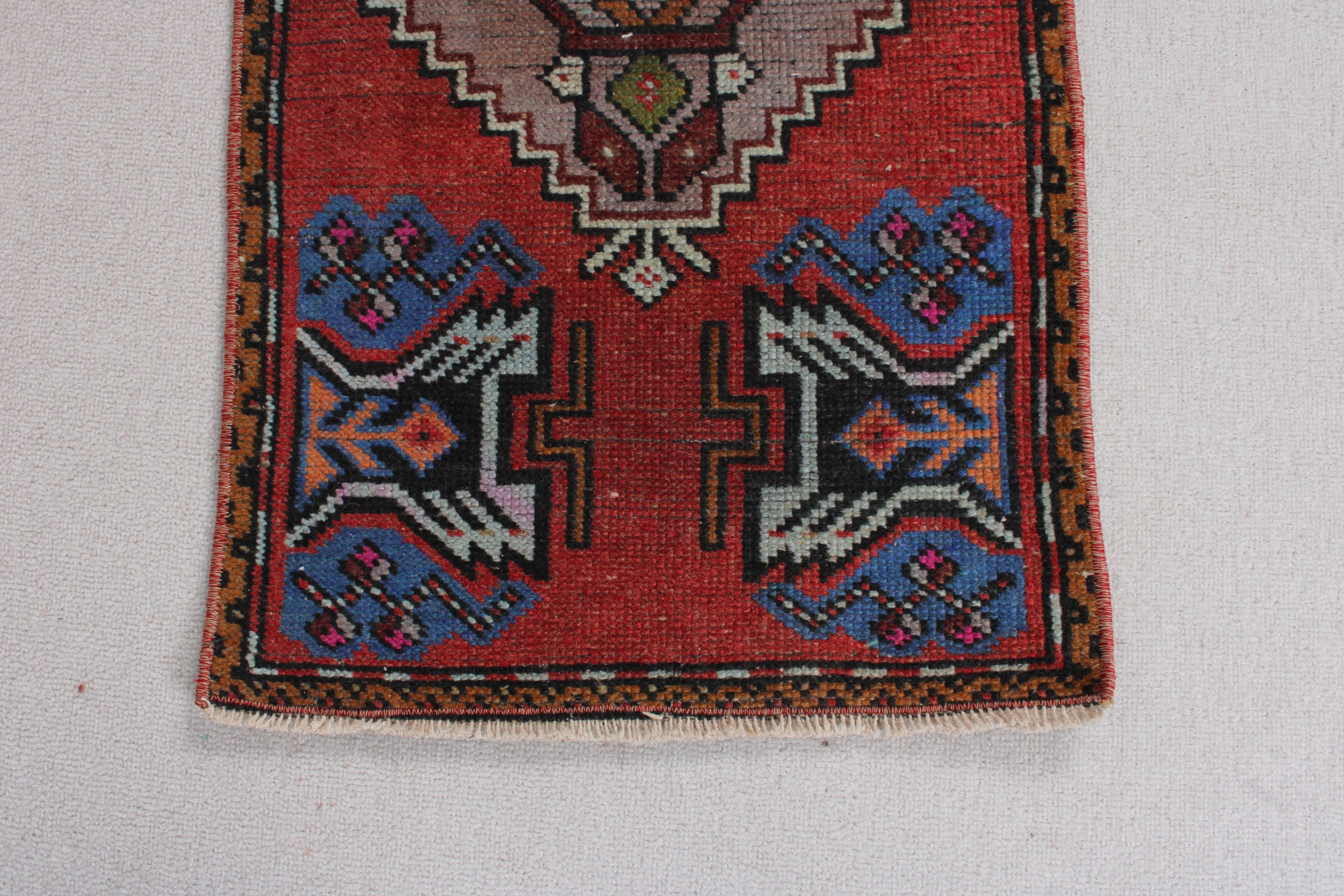 Vintage Halı, Küçük Vintage Halılar, 1.5x3.1 ft Küçük Halı, Çocuk Halıları, Mutfak Halıları, Ofis Halıları, Türk Halısı, El Dokuma Halı, Kırmızı Nötr Halı